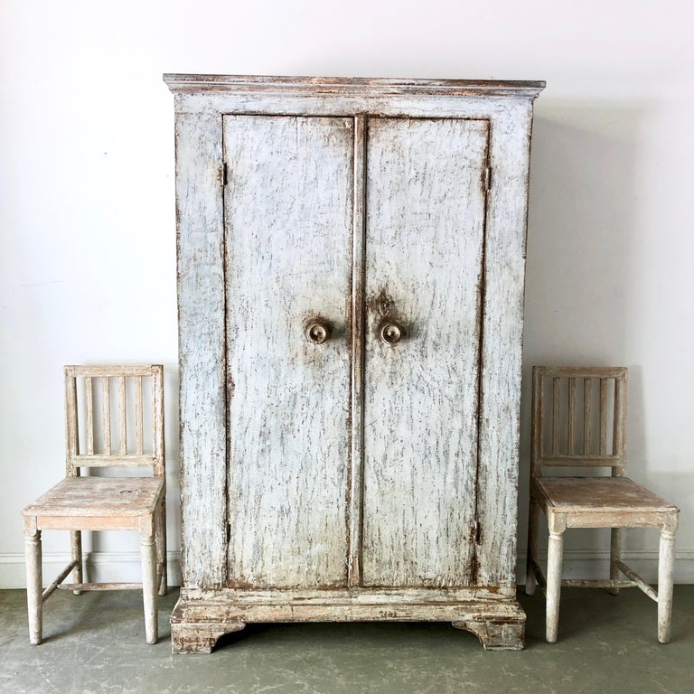 Handsome 18th century Italian cabinet/cupboard with two large shelves inside in time worn patina
More than ever, we selected the best, the rarest, the unusual, the spectacular, the most charming, what makes people dreaming!