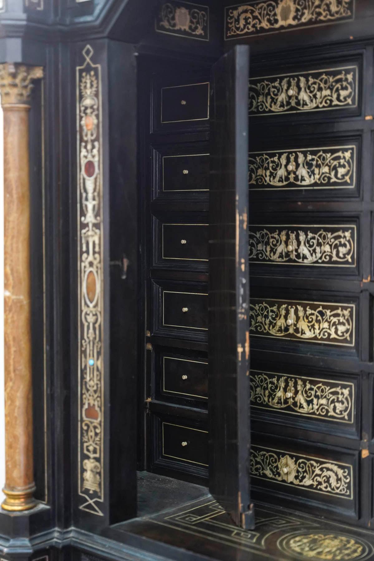 Cabinet italien du XVIIIe siècle en ébène, ivoire, incrustation de pierres dures, tiroirs secrets. en vente 4