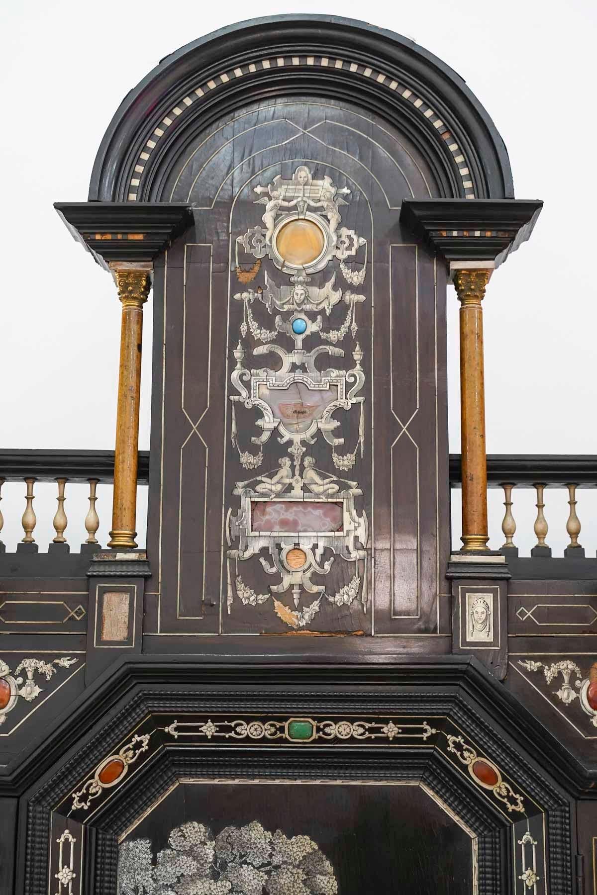 Cabinet italien du XVIIIe siècle en ébène, ivoire, incrustation de pierres dures, tiroirs secrets. État moyen - En vente à Saint-Ouen, FR