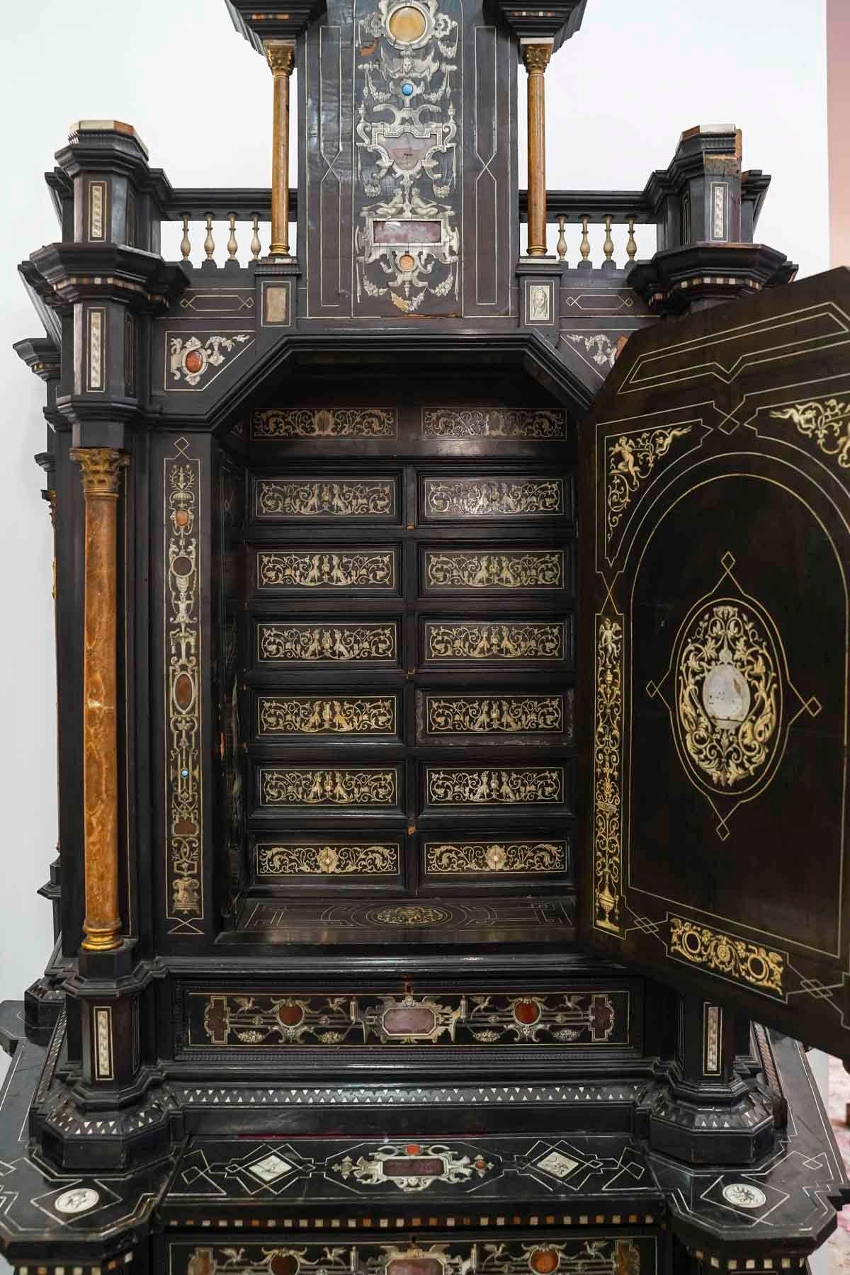 Cabinet italien du XVIIIe siècle en ébène, ivoire, incrustation de pierres dures, tiroirs secrets. en vente 1