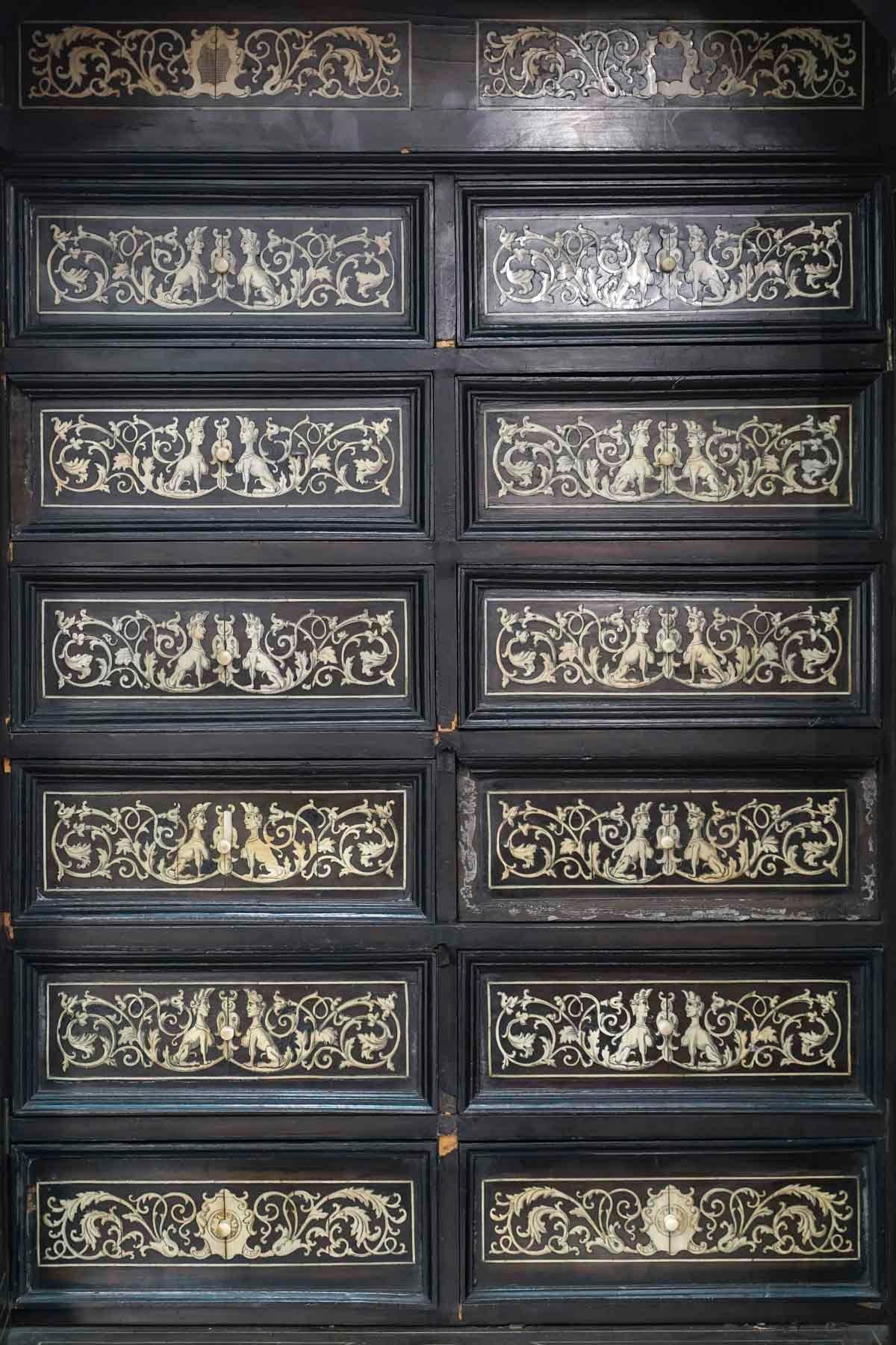 Cabinet italien du XVIIIe siècle en ébène, ivoire, incrustation de pierres dures, tiroirs secrets. en vente 2
