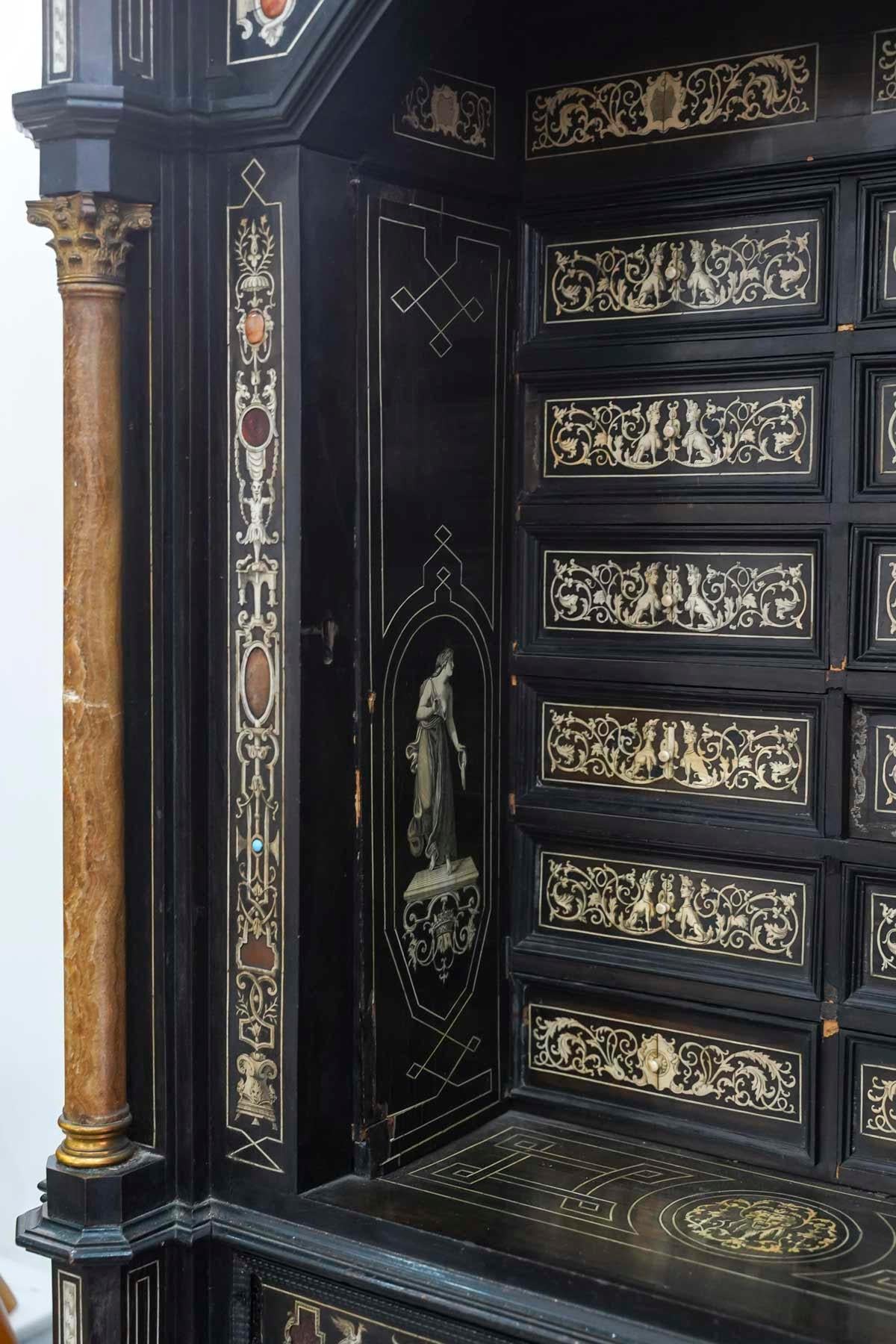 Cabinet italien du XVIIIe siècle en ébène, ivoire, incrustation de pierres dures, tiroirs secrets. en vente 3
