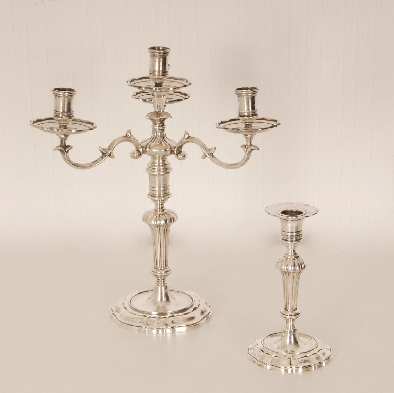 Paire de chandeliers italiens rococo en argent sterling du 18ème siècle de Venise en vente 3
