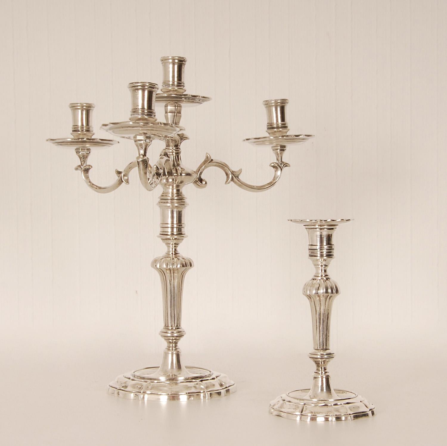2 chandeliers italiens contemporains en argent massif chandeliers d'autel Church's
Style : Rococo, italien, antique, Louis XV, 
L'une d'entre elles peut être convertie en candélabre
Chacune sur une base circulaire façonnée, avec une tige cannelée