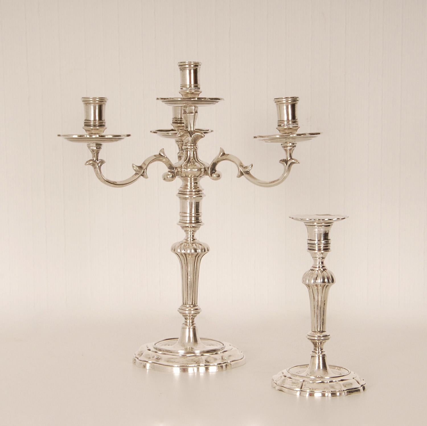 Paire de chandeliers italiens rococo en argent sterling du 18ème siècle de Venise en vente 1