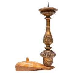 Fragmento de candelero italiano del siglo XVIII sobre cristales de mandarina en base de matriz
