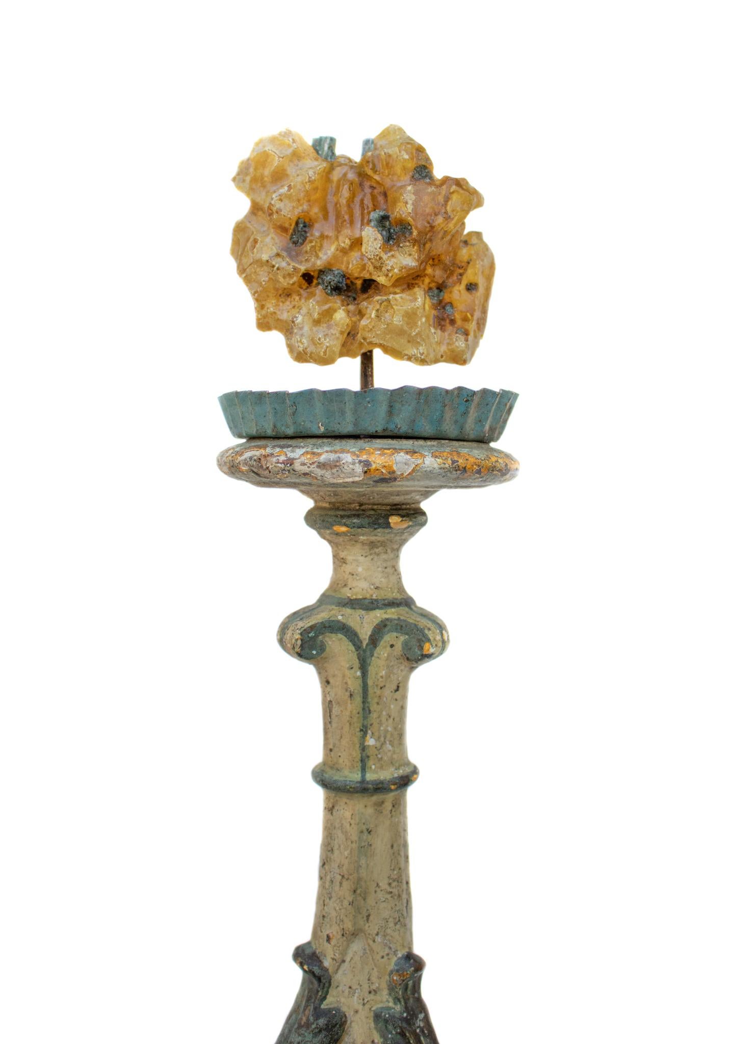 Chandelier italien du 18e siècle avec des pointes d'ambre et d'aigue-marine sur une base d'aigue-marine. Le chandelier provient d'une église de Toscane. Il est sculpté et peint à la main avec des pigments verts persistants et verts pâles, et une