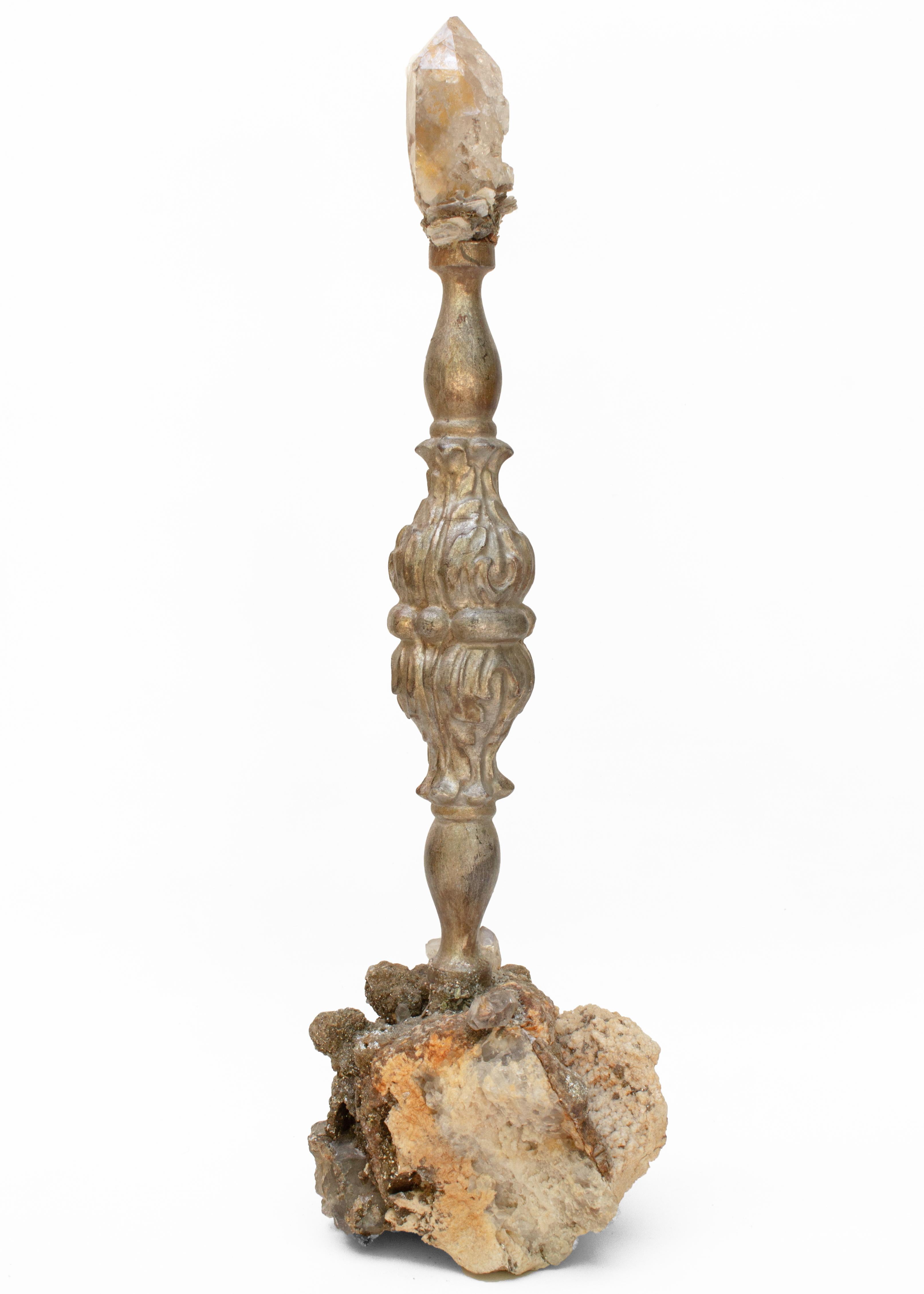 Candelero italiano de plata del siglo XVIII decorado con un diamante de Herkimer con un volante de follaje de mica sobre una base de mica en calcita con cristales.

El candelabro de plata italiano del siglo XVIII procede de la Toscana. Está montada