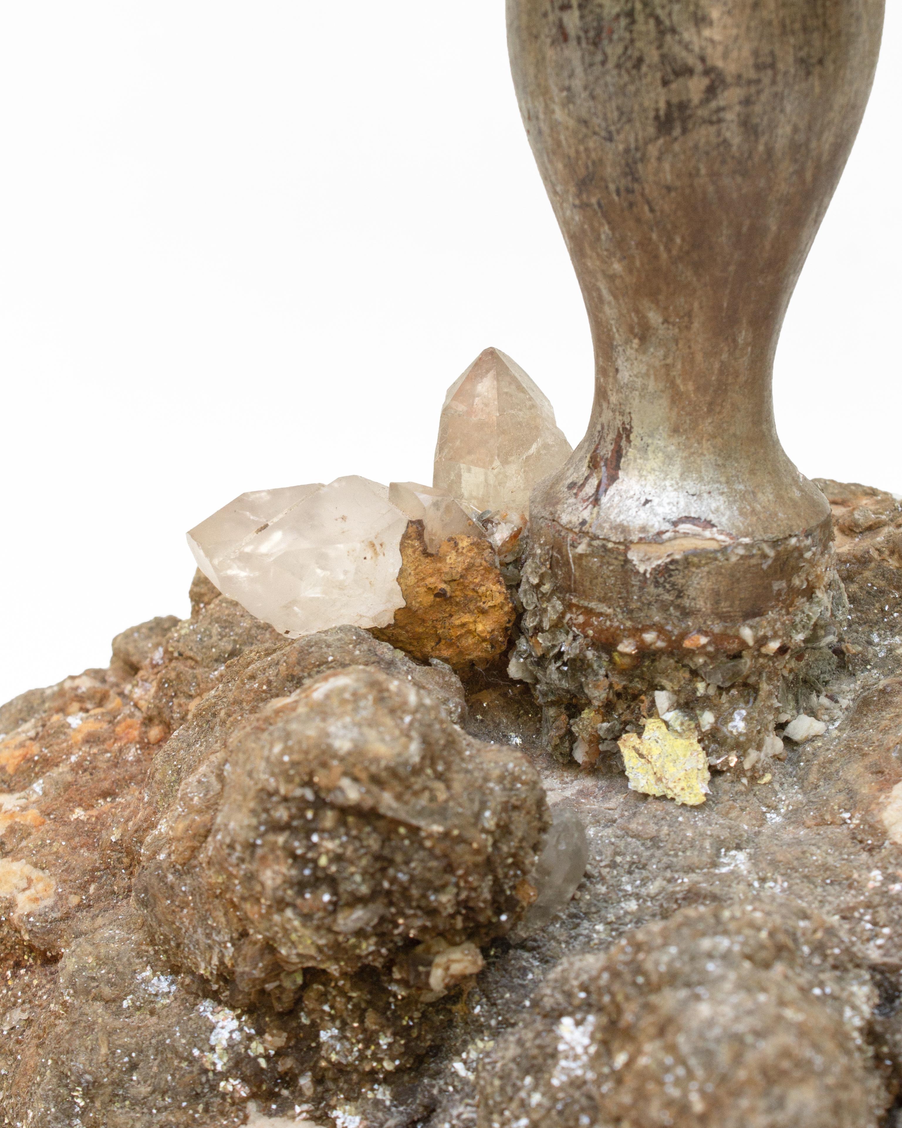 Candelero italiano del siglo XVIII con diamante Herkimer sobre mica y calcita Tallado a mano en venta