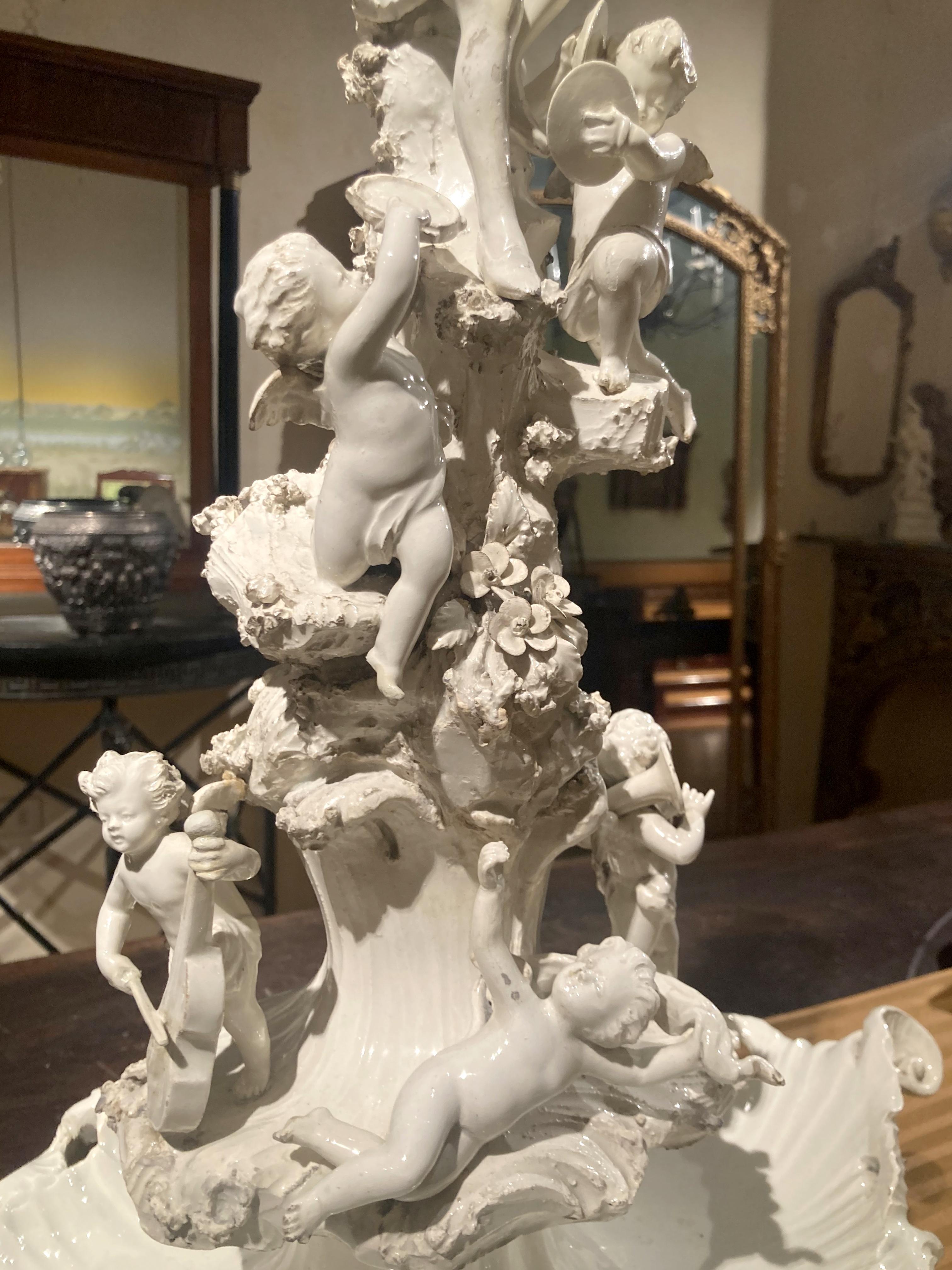 Sculpté à la main Centre de table figuratif italien du 18ème siècle en porcelaine émaillée blanche de Capodimonte en vente