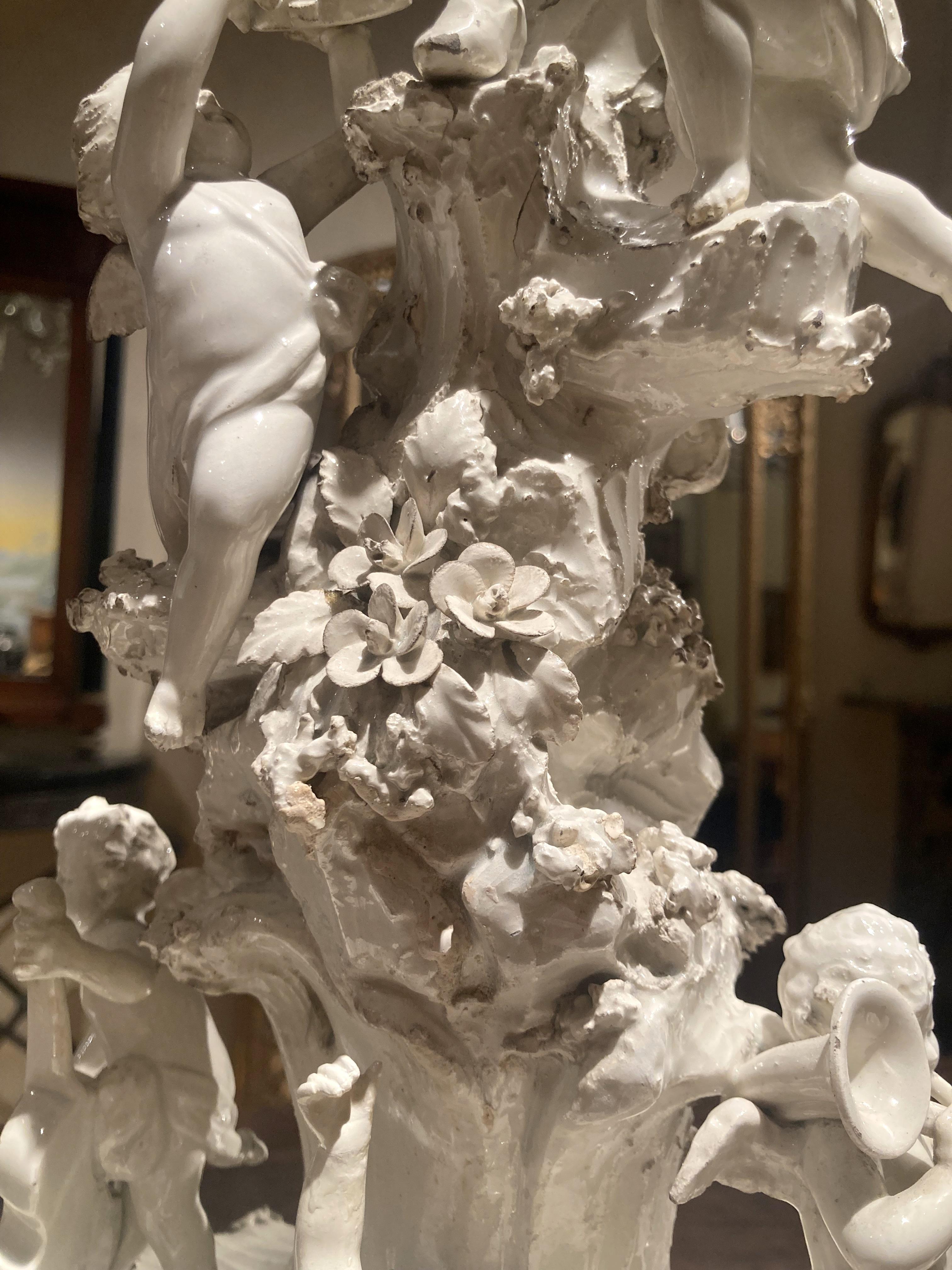 Centre de table figuratif italien du 18ème siècle en porcelaine émaillée blanche de Capodimonte Bon état - En vente à Firenze, IT