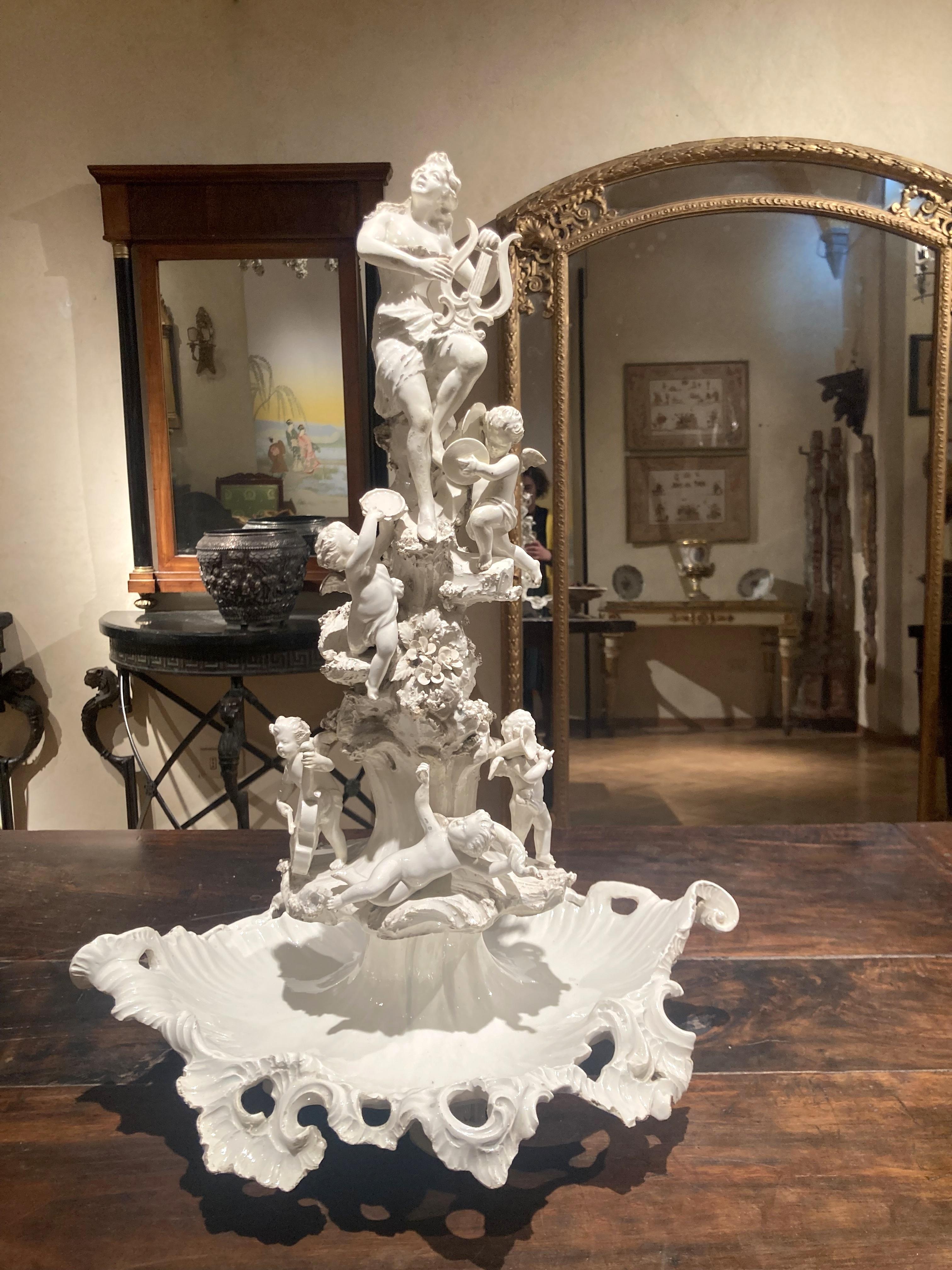 Centre de table figuratif italien du 18ème siècle en porcelaine émaillée blanche de Capodimonte en vente 2