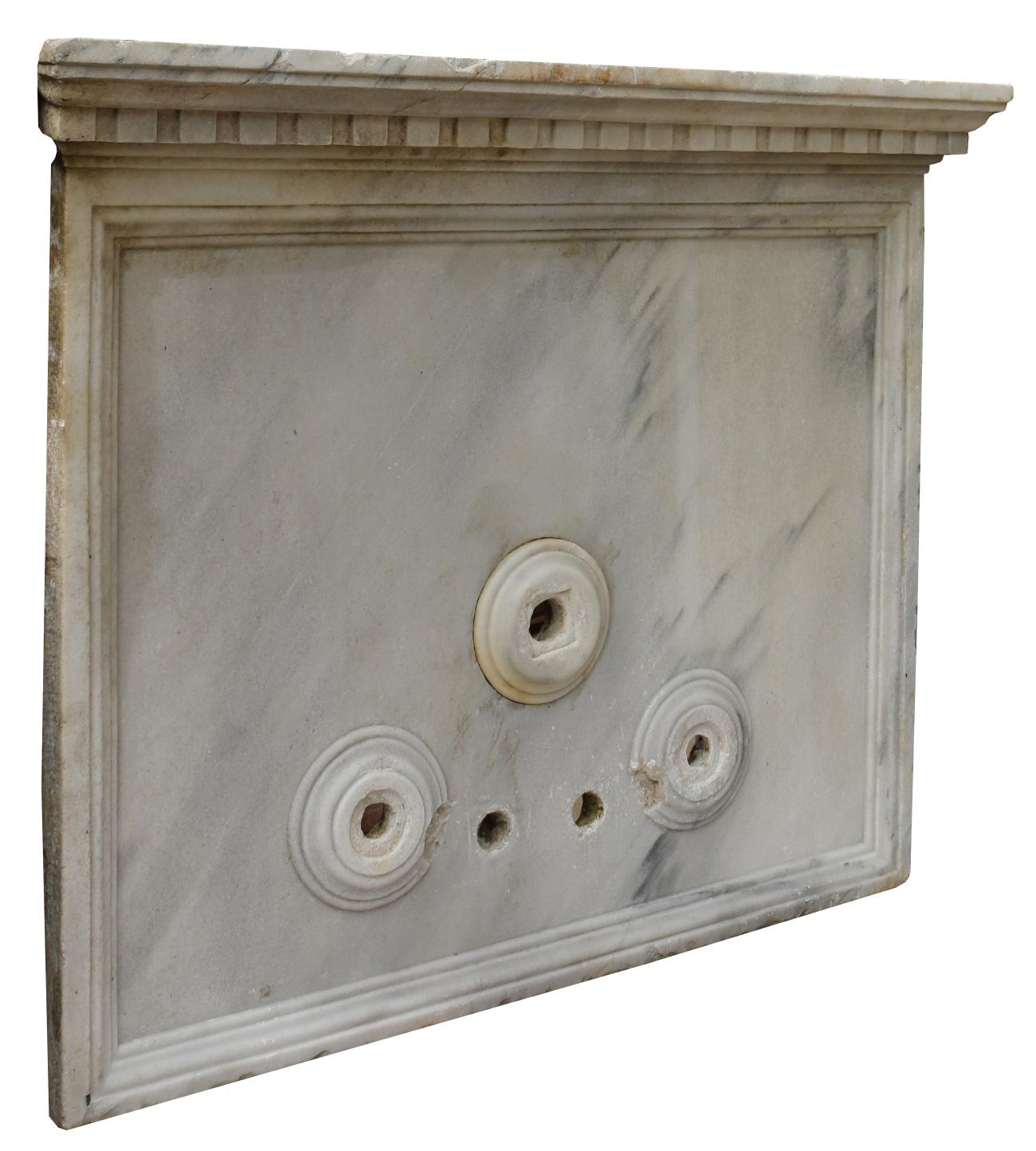 18th Century Italian Carrara Marble Wall Fountain For Sale 2