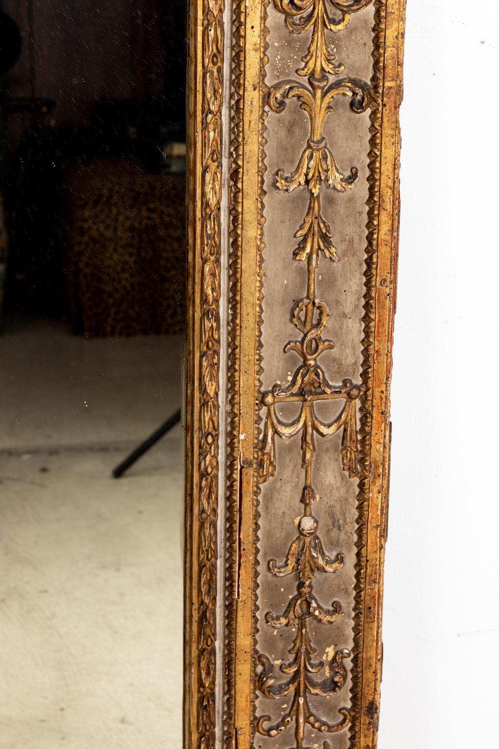 18th Century Italian Carved and Gilded Mirror For Sale 2