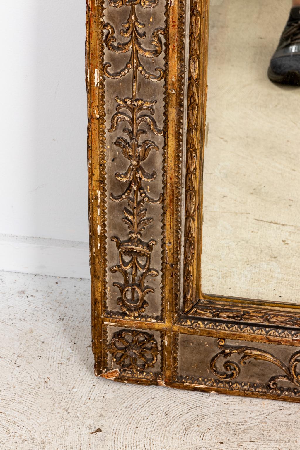 18th Century Italian Carved and Gilded Mirror For Sale 4