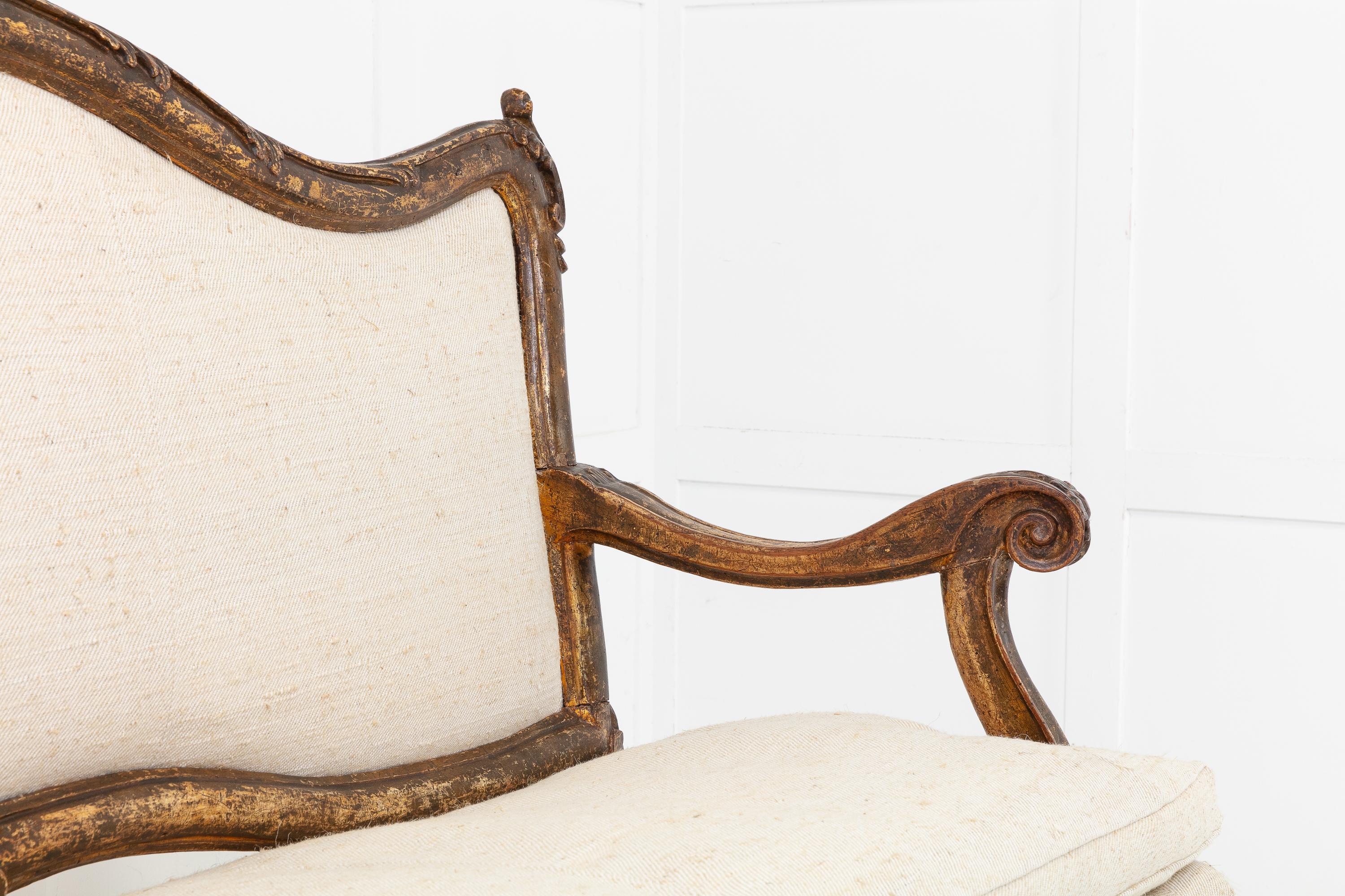 Italienisches geschnitztes und vergoldetes Sofa aus dem 18. Jahrhundert im Zustand „Gut“ im Angebot in Gloucestershire, GB