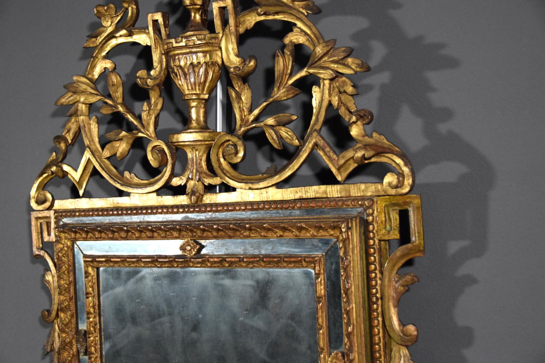18th Century Italian Carved and Gilded Wood Mirror 7