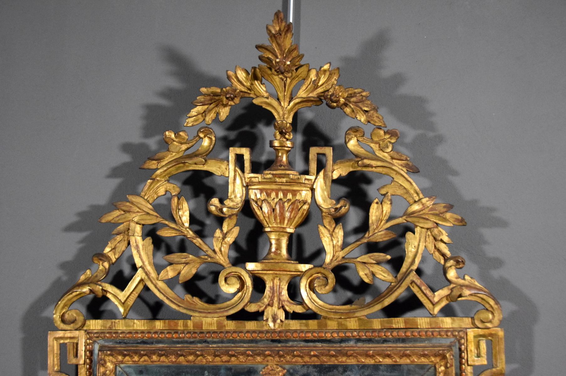 Hand-Carved 18th Century Italian Carved and Gilded Wood Mirror