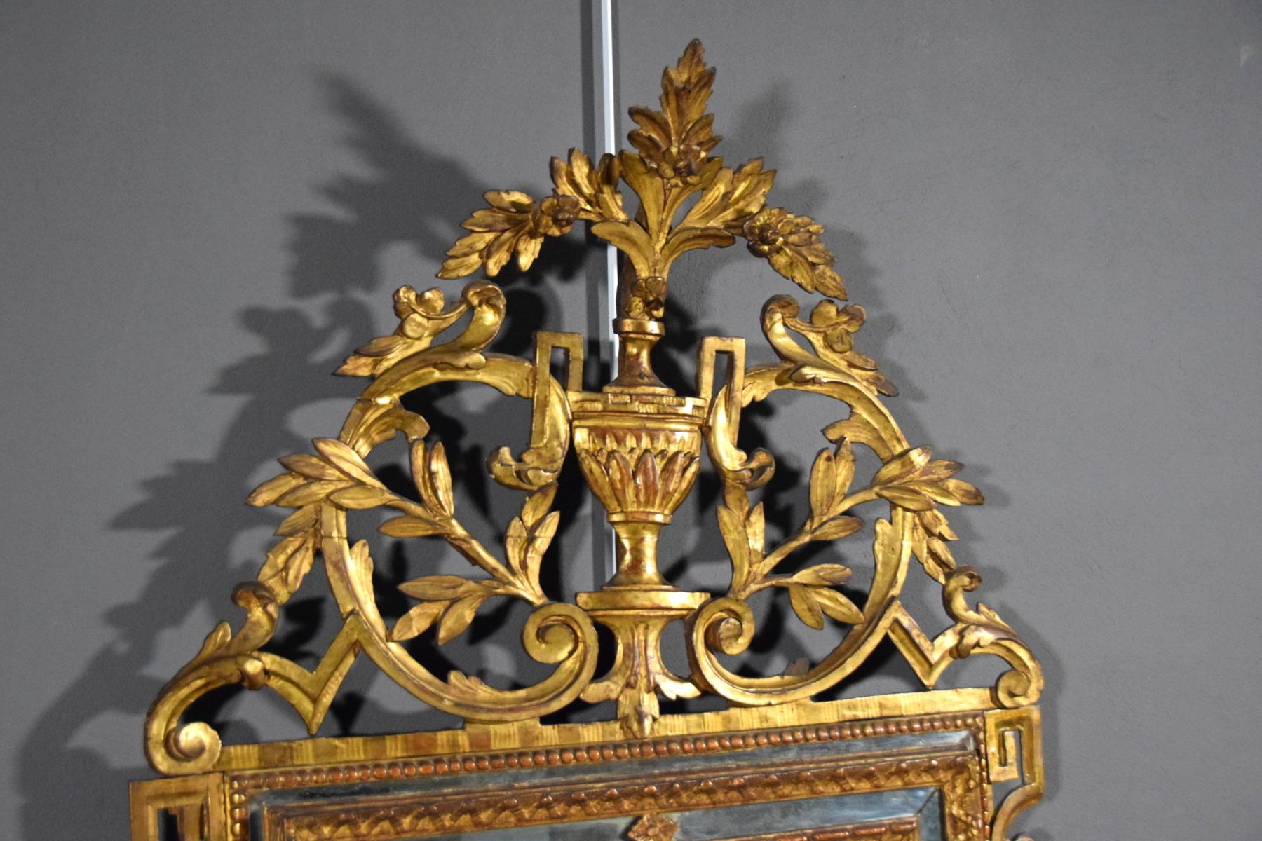 18th Century Italian Carved and Gilded Wood Mirror 4