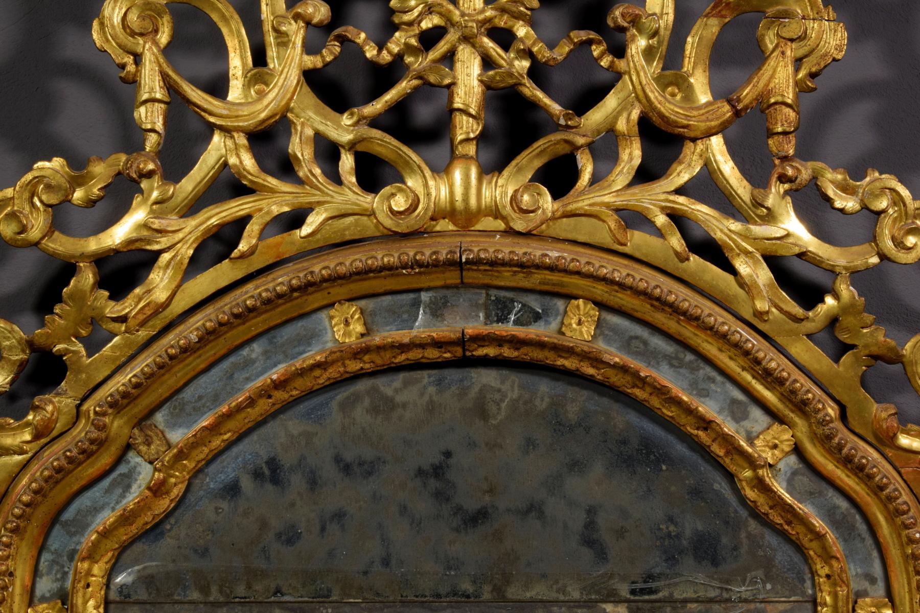 Wood 18th Century, Italian Carved and Giltwood Mirror