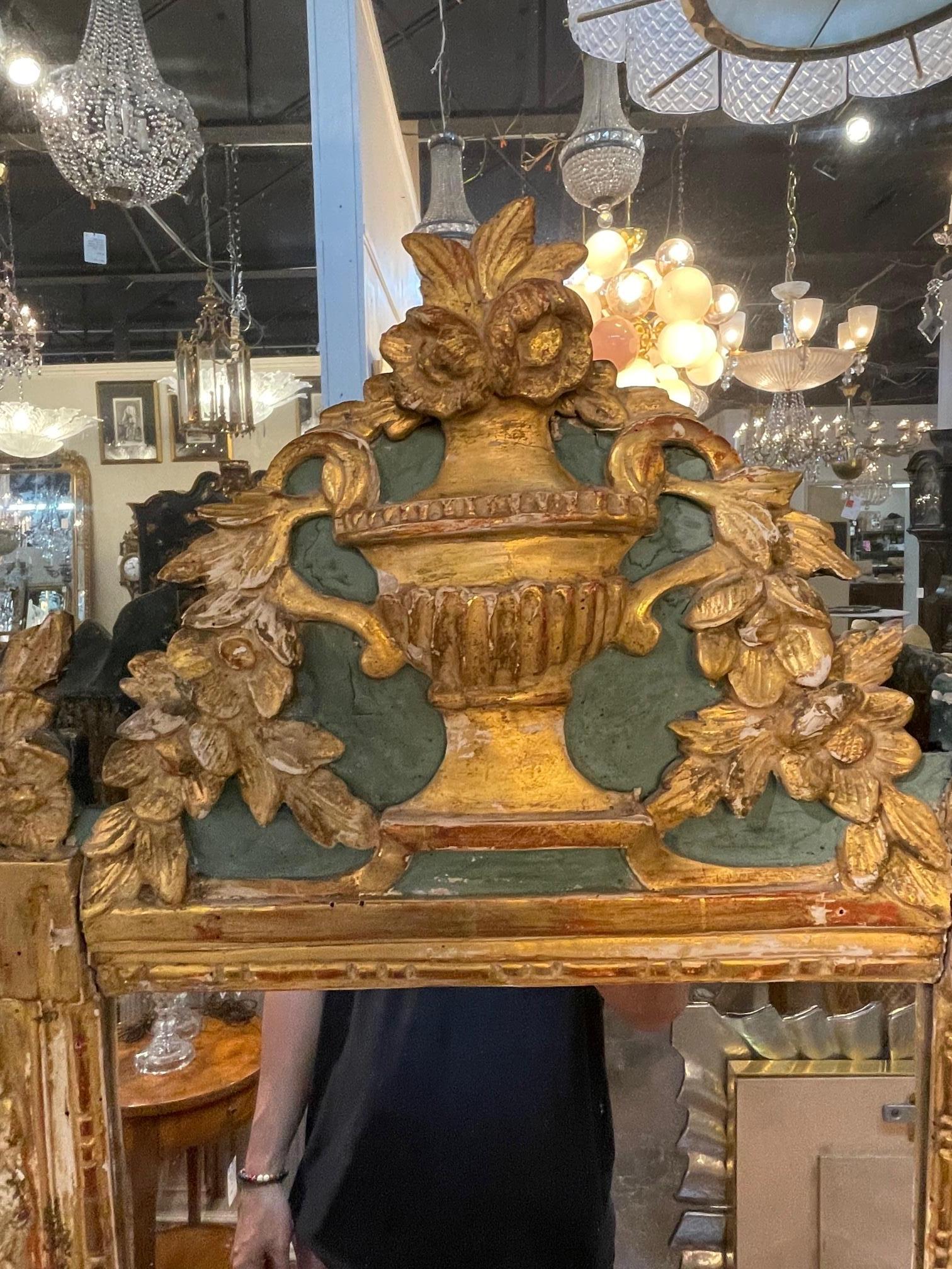 Sculpté Miroir italien du XVIIIe siècle sculpté et parcellaire doré en vente
