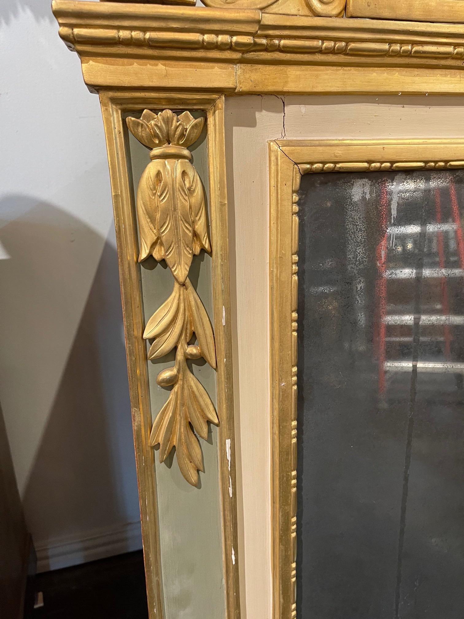 18th Century Italian Carved and Parcel Gilt Mirror with Original Glass In Good Condition In Dallas, TX