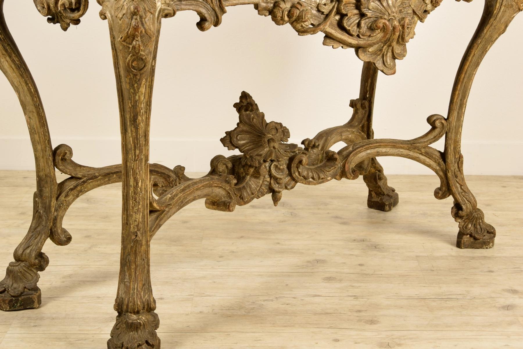 18. Jahrhundert, Italienische Konsole aus geschnitztem und versilbertem Holz im Angebot 13