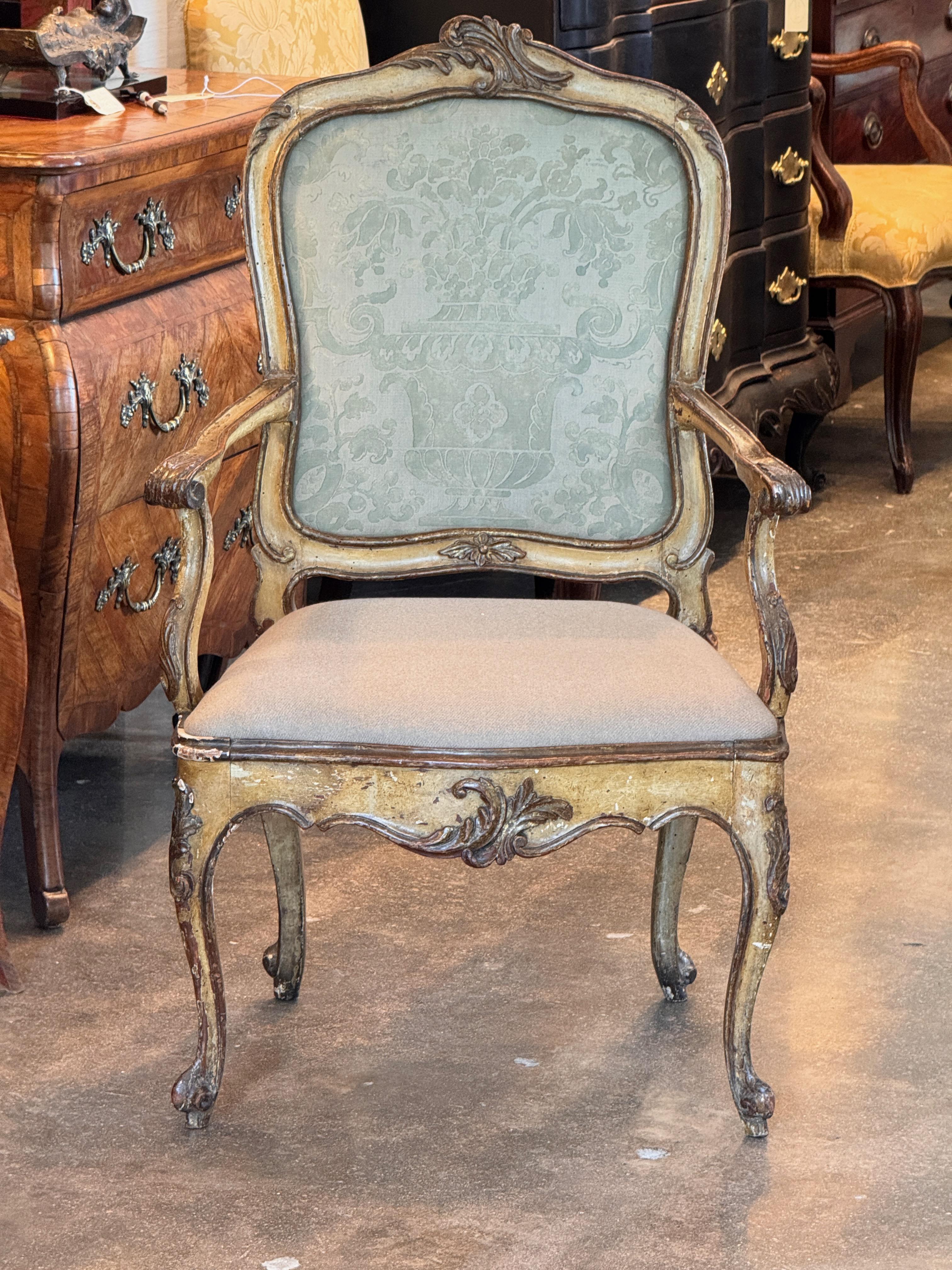 Fauteuil italien sculpté du 18e siècle Bon état - En vente à Charlottesville, VA