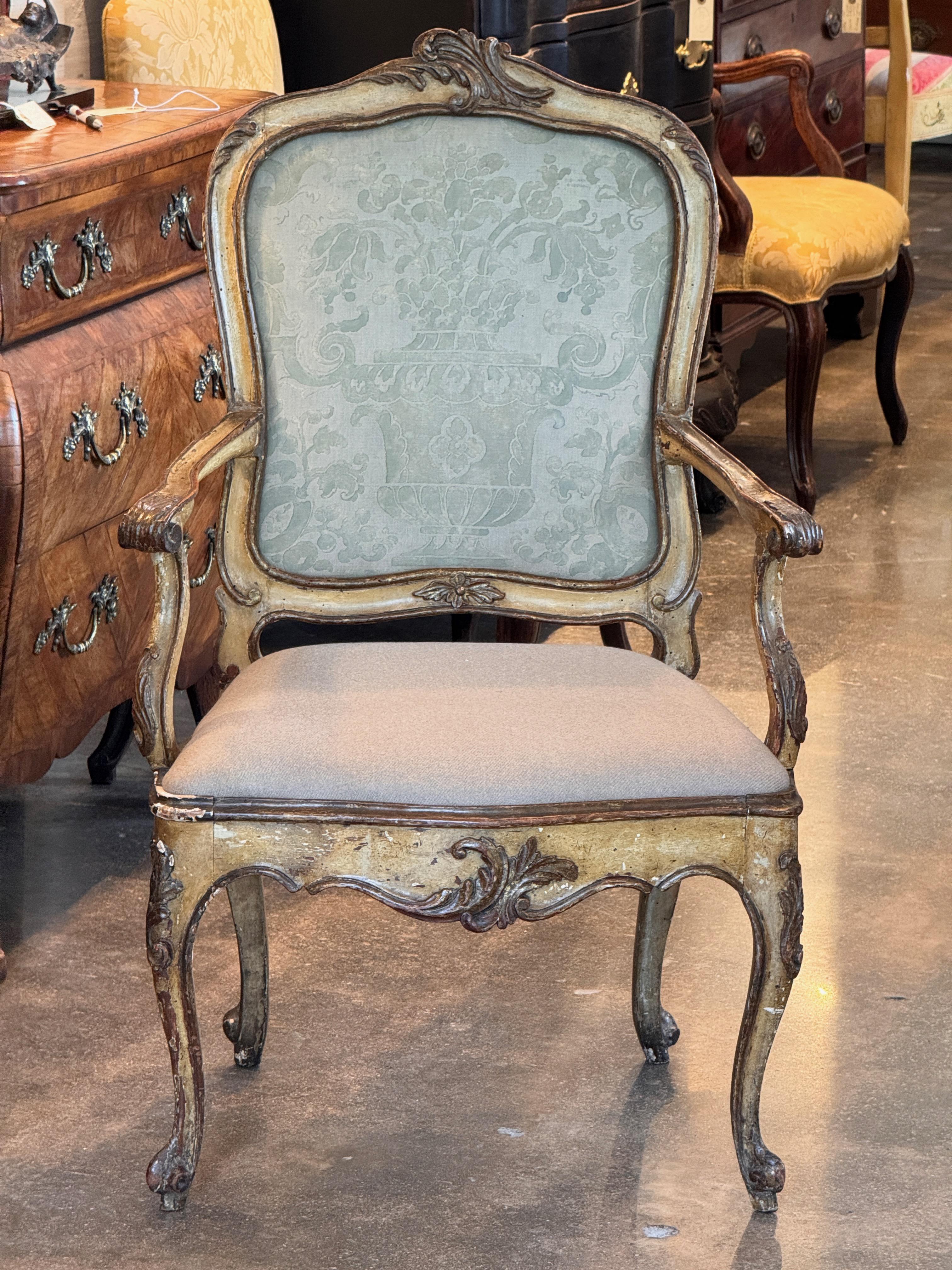 XVIIIe siècle et antérieur Fauteuil italien sculpté du 18e siècle en vente