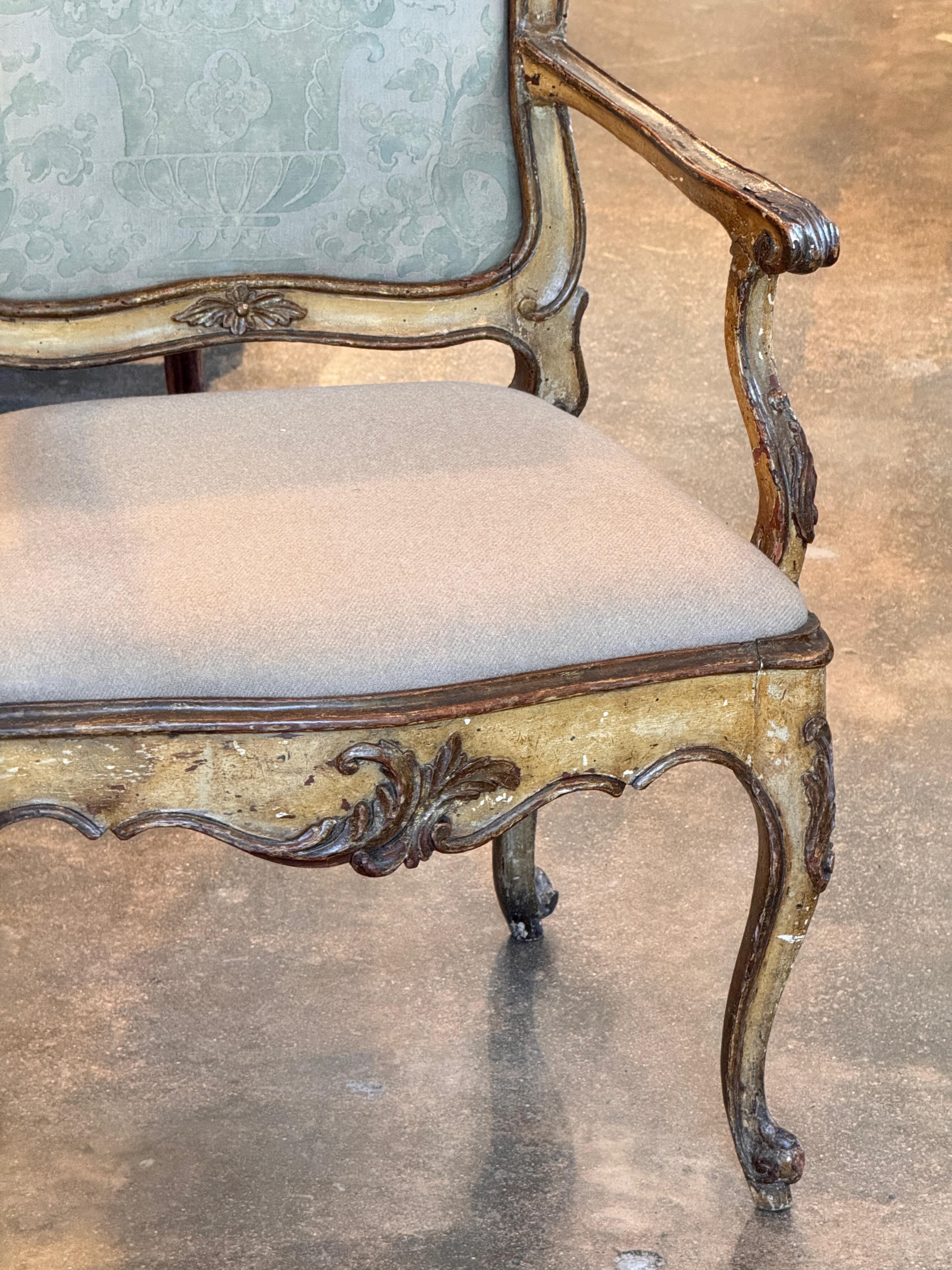 Tissu Fauteuil italien sculpté du 18e siècle en vente