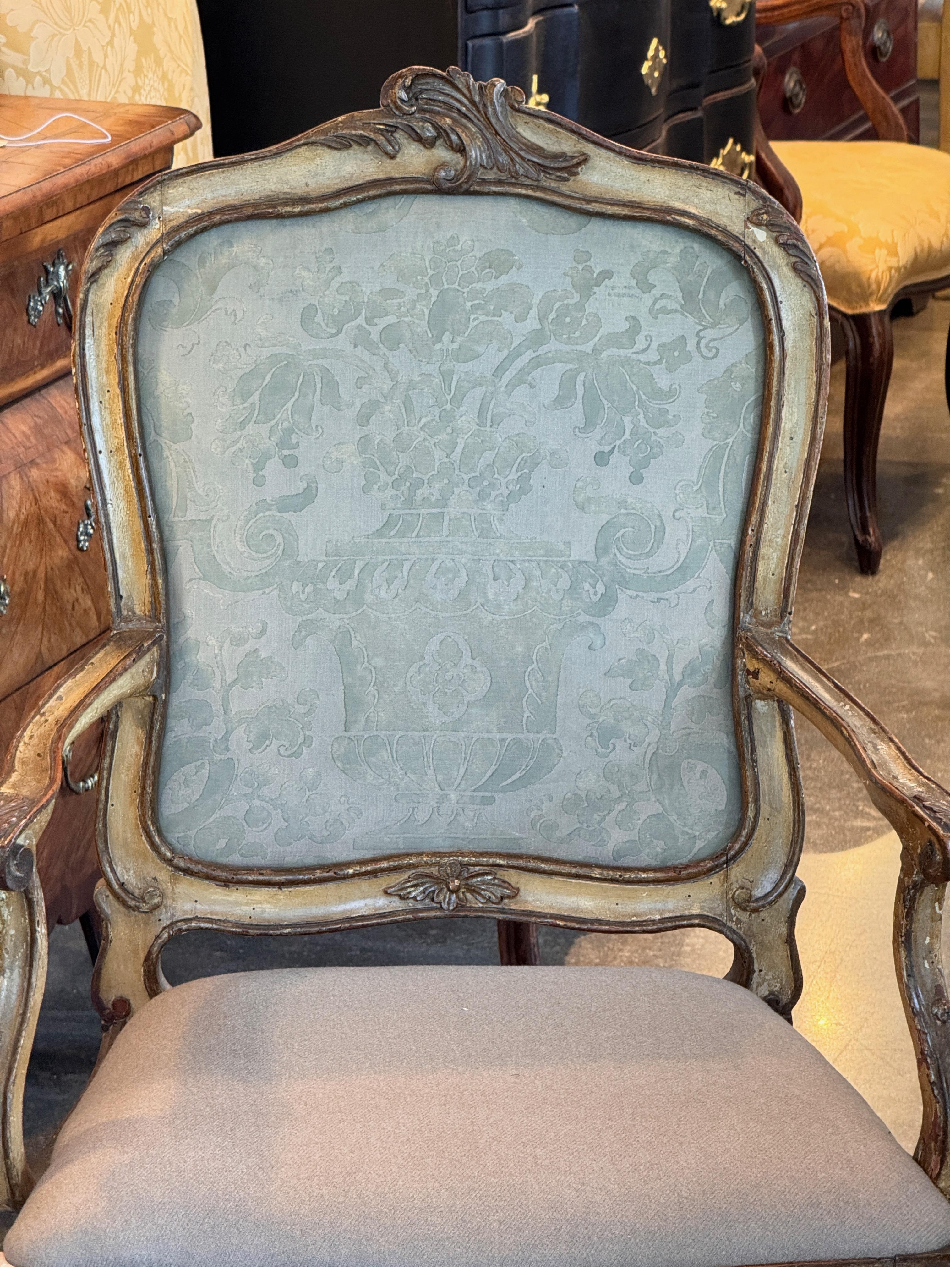 Fauteuil italien sculpté du 18e siècle en vente 1