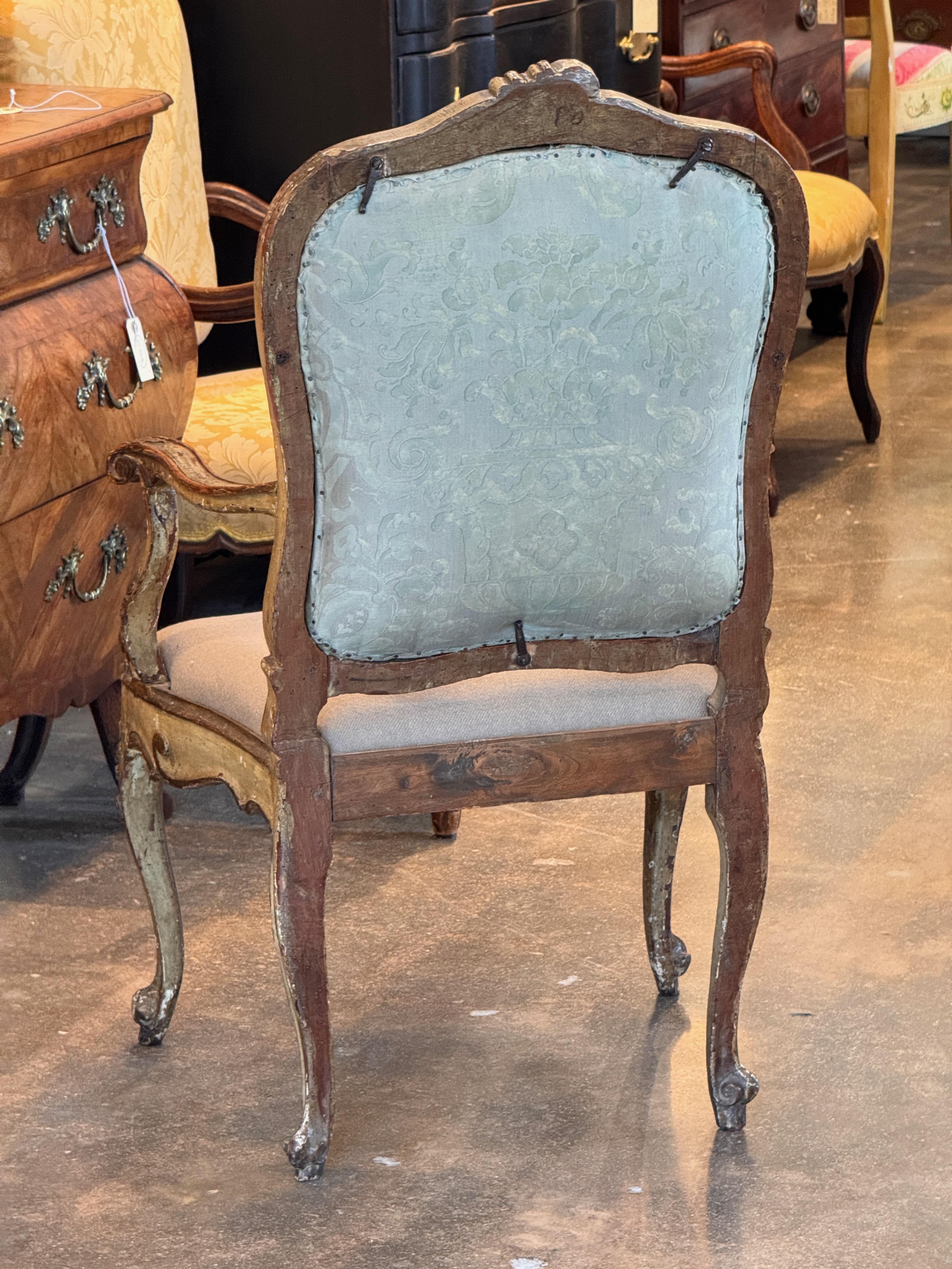 Fauteuil italien sculpté du 18e siècle en vente 4