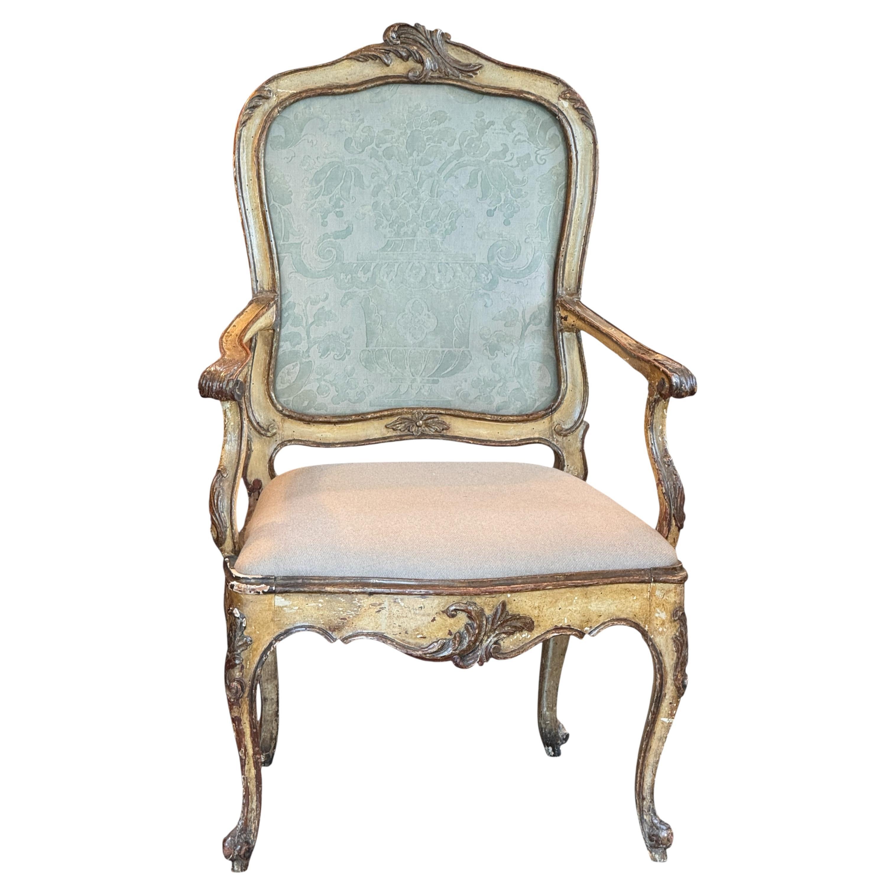 Fauteuil italien sculpté du 18e siècle
