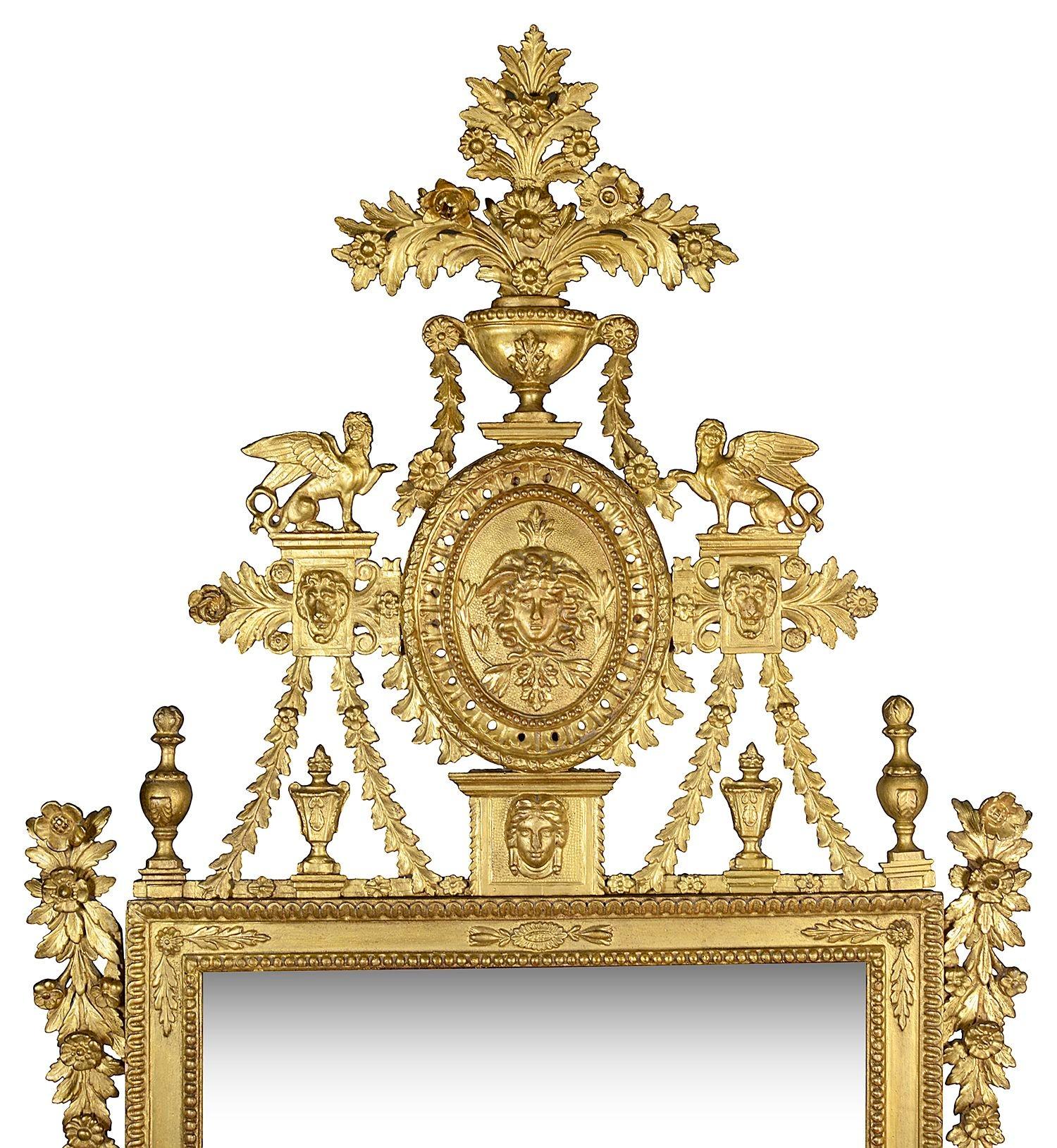 Eine sehr gute Qualität 18. Jahrhundert Italienisch geschnitztem vergoldetem Holz Neo klassischen Pier Glasspiegel, mit scrolling Blatt- und Blumendekoration, geflügelte Sphinx, Medusa und Löwe Maske montiert, eine vergoldete Perlen Rahmen