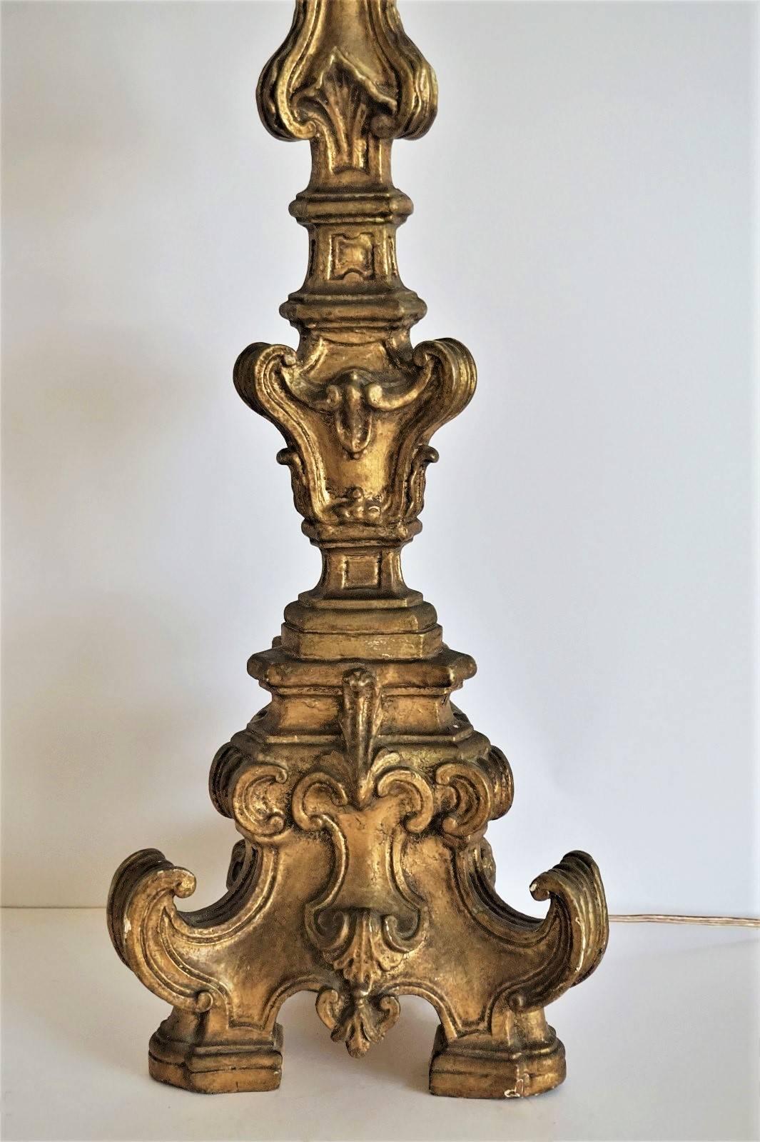 18th Century Italian Carved Giltwood Altar Candlestick converted to a Table Lamp In Good Condition In Frankfurt am Main, DE