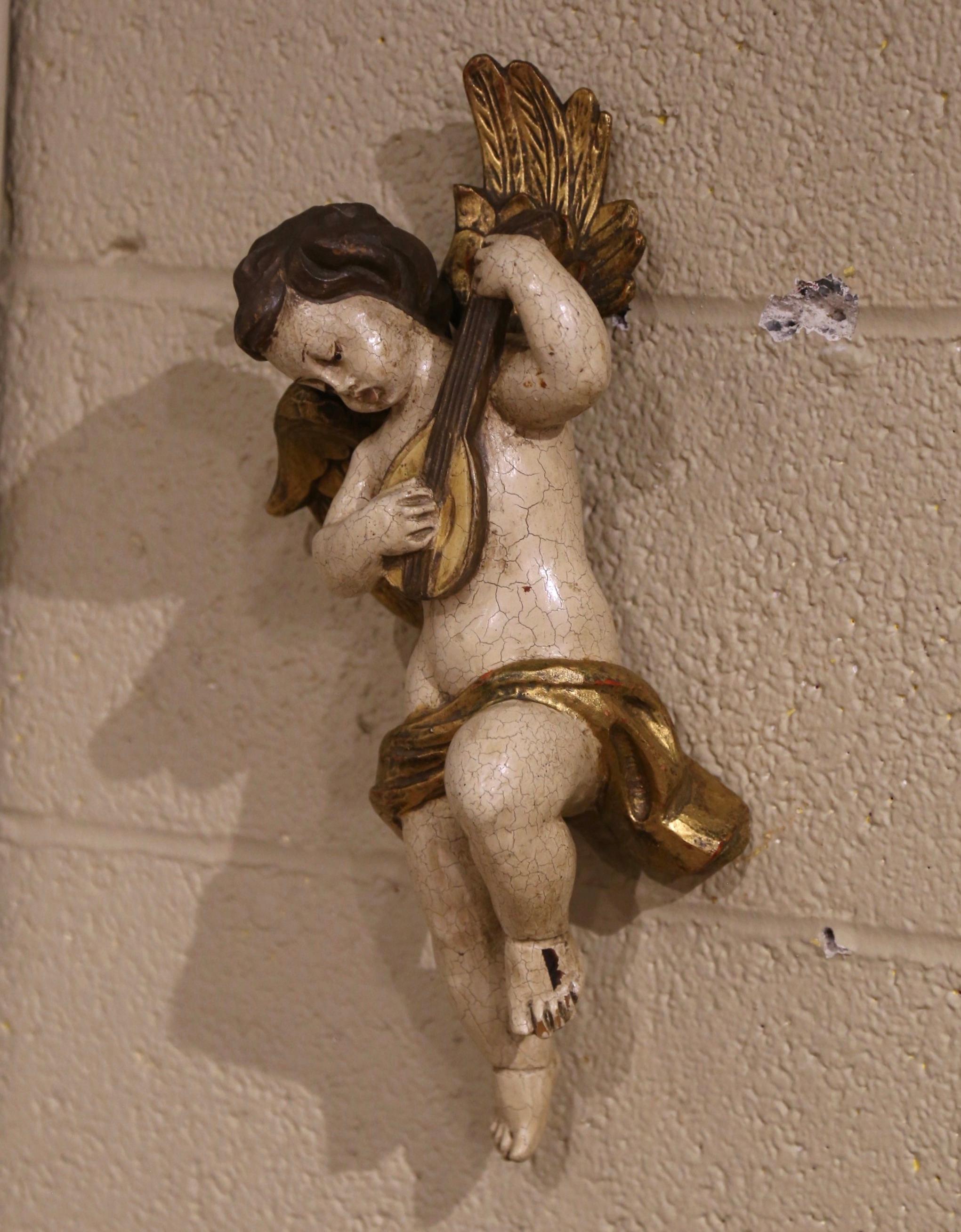 Diese antike Cherub-Figur wurde um 1780 in Italien hergestellt. Der handgeschnitzte Cherub stellt eine Putte mit Flügeln dar, die Gitarre spielt; die Skulptur ist sehr ausdrucksstark in ihren Bewegungen und zeigt wunderbare Gesichtsausdrücke. Die