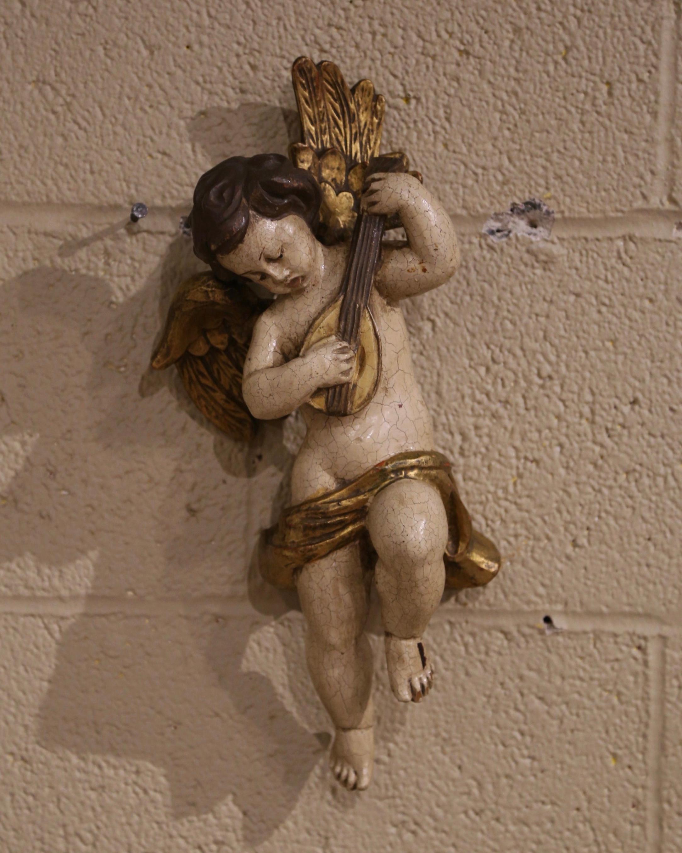 18th Century Italian Carved Giltwood and Polychrome Musician Cherub Sculpture In Excellent Condition For Sale In Dallas, TX