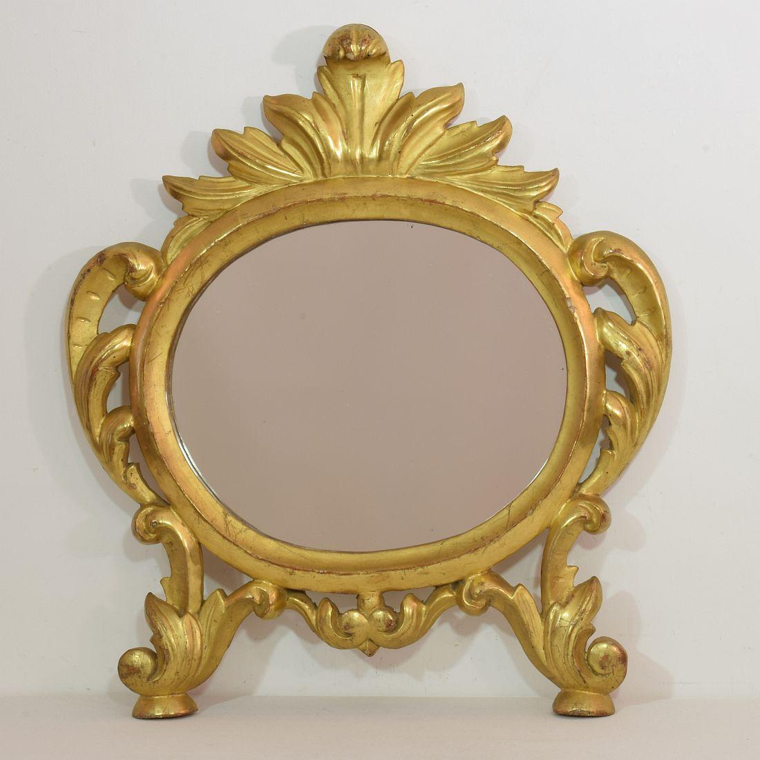 Precioso espejo barroco de madera dorada tallada, Italia, hacia 1750. Envejecido, pequeñas pérdidas y reparaciones antiguas.