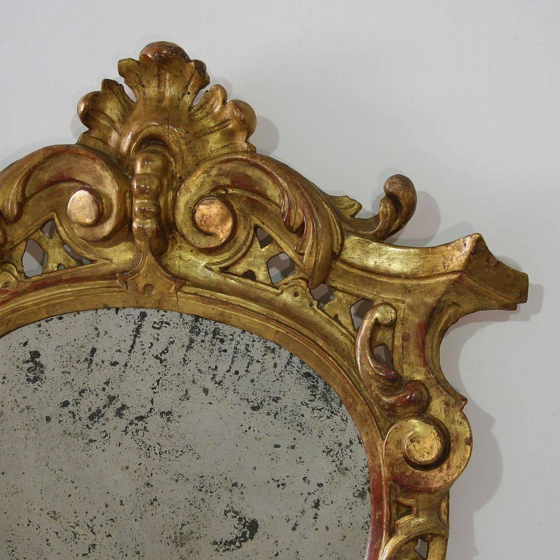 18th Century, Italian Carved Giltwood Baroque Mirror In Good Condition In Buisson, FR