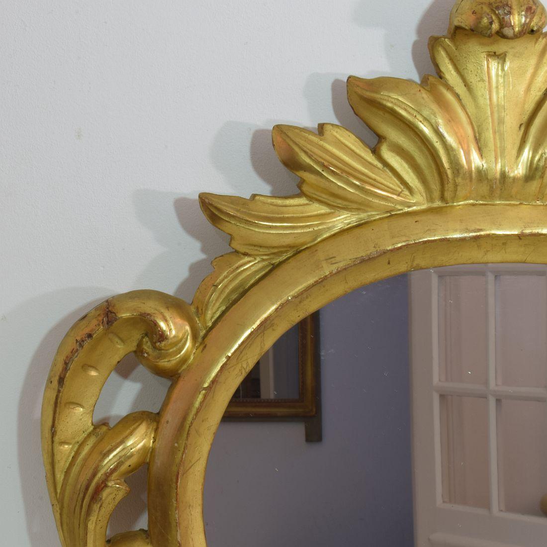 Sculpté à la main Miroir baroque italien en bois doré sculpté du XVIIIe siècle en vente