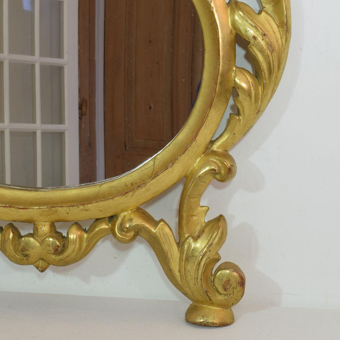 Miroir baroque italien en bois doré sculpté du XVIIIe siècle en vente 1