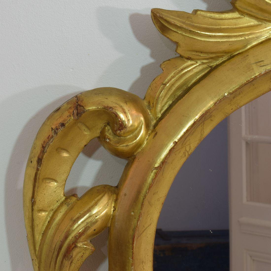 Siglo XVIII, Espejo Barroco Italiano Tallado en Madera Dorada en venta 4