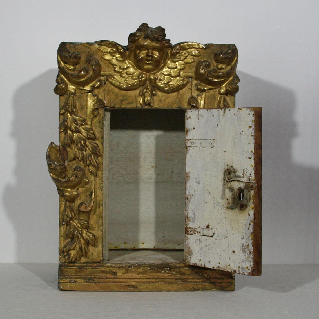 18th Century Italian Carved Giltwood Baroque Tabernacle with Angel In Good Condition In Buisson, FR