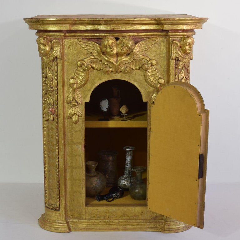 18th Century Italian Carved Giltwood Baroque Tabernacle with Angels For Sale 5