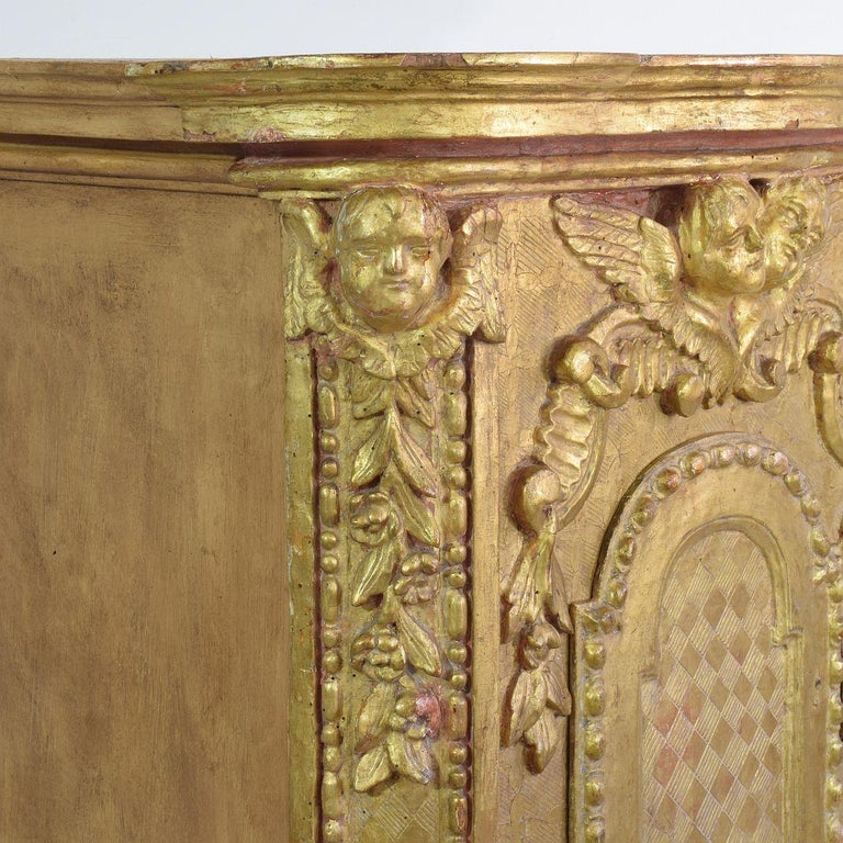 18th Century Italian Carved Giltwood Baroque Tabernacle with Angels For Sale 6