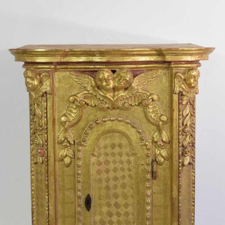 18th Century Italian Carved Giltwood Baroque Tabernacle with Angels For Sale 2