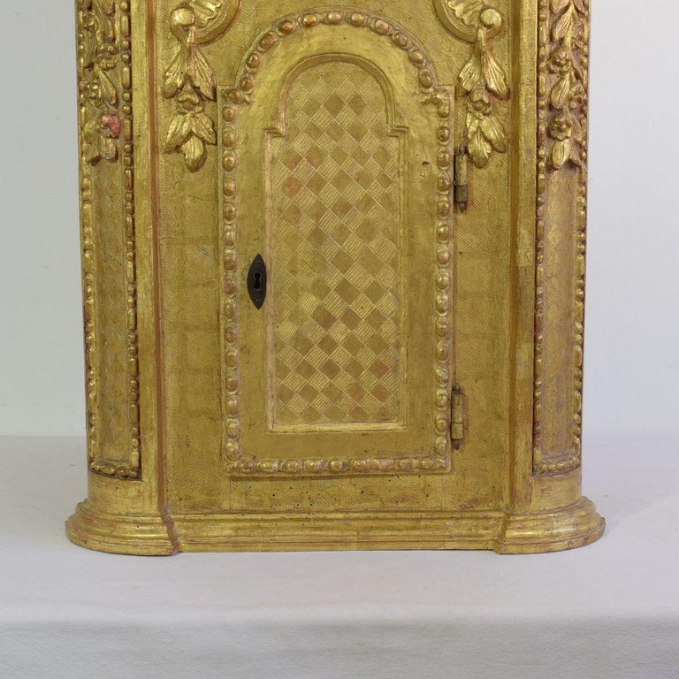 18th Century Italian Carved Giltwood Baroque Tabernacle with Angels For Sale 3
