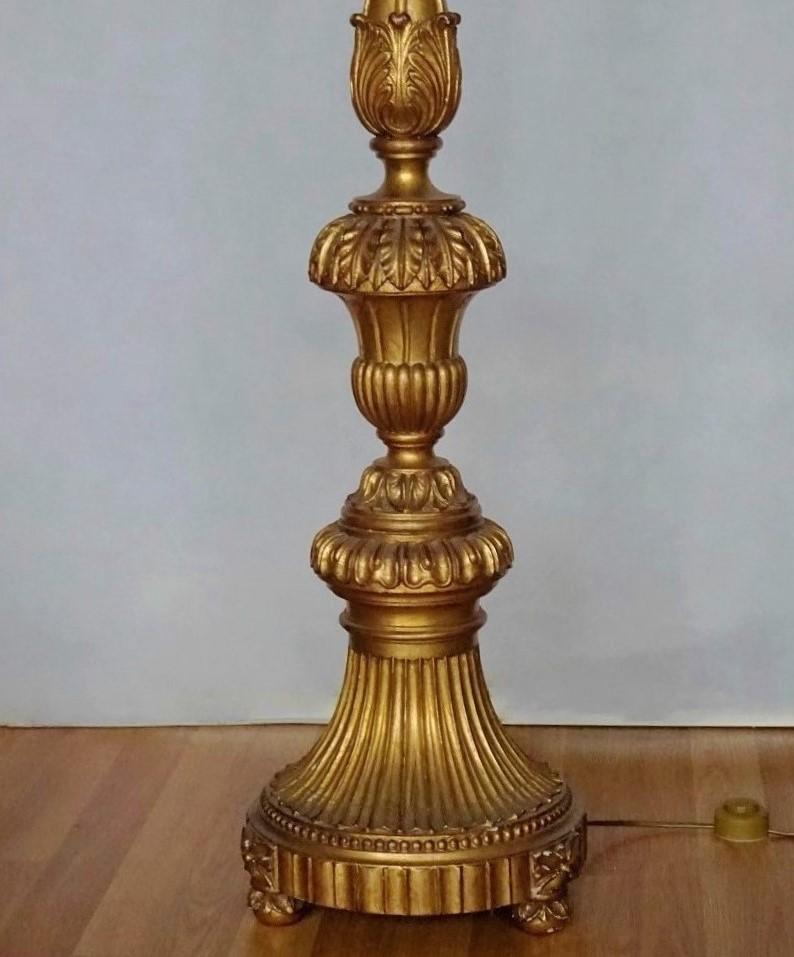 Torchère d'église italienne du 18ème siècle en bois doré sculpté transformée en lampadaire en vente 3