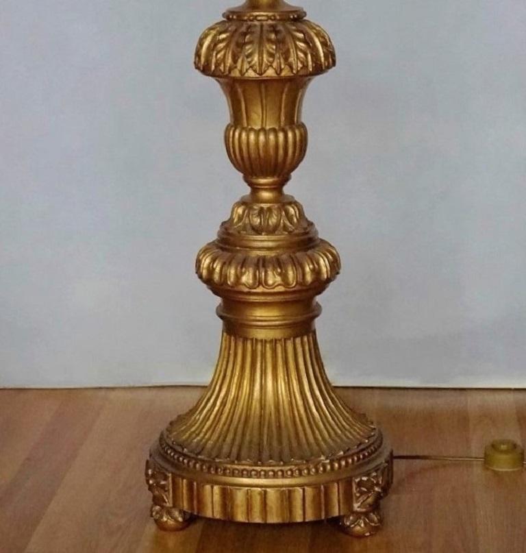 Torchère d'église italienne du 18ème siècle en bois doré sculpté transformée en lampadaire en vente 4