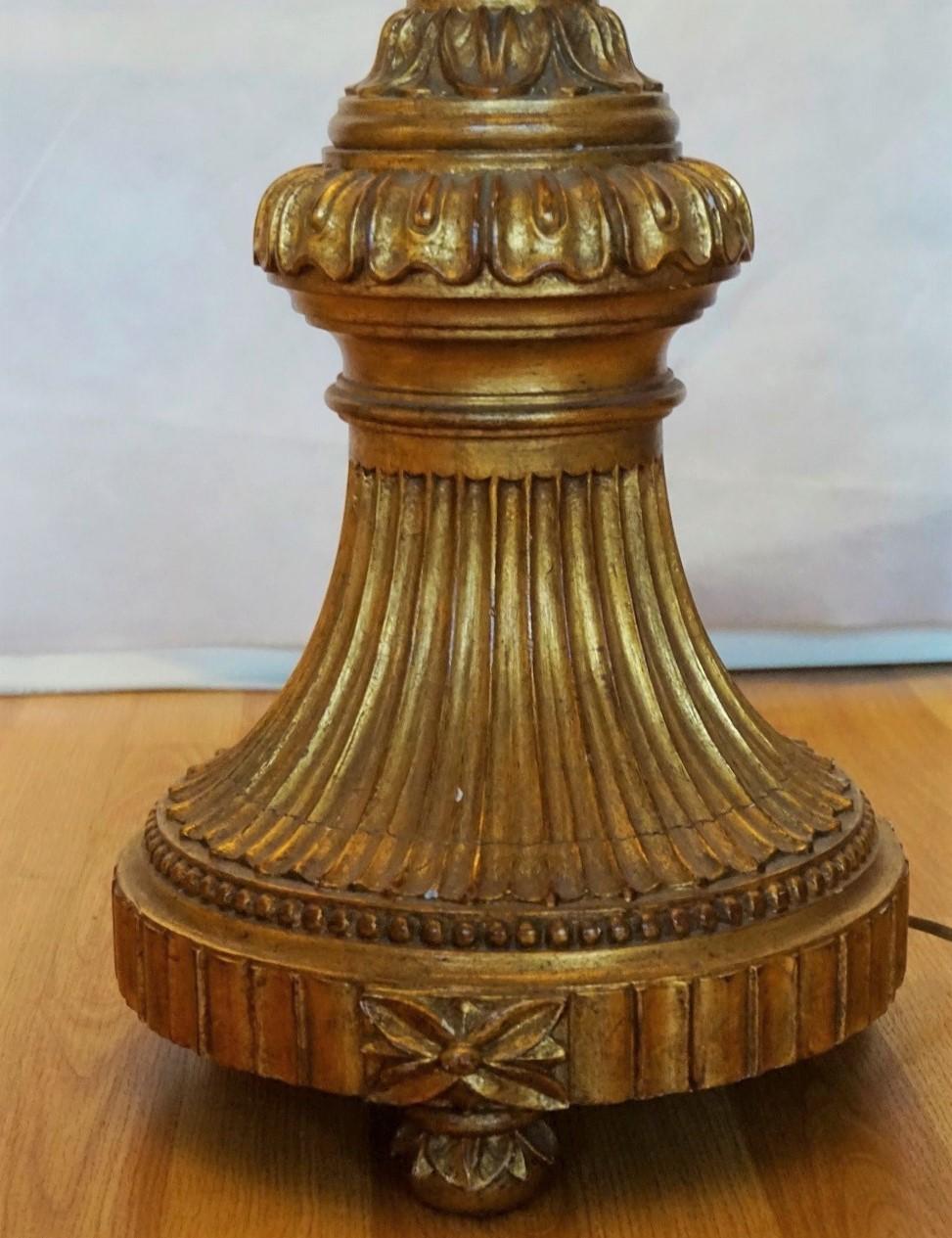 Torchère d'église italienne du 18ème siècle en bois doré sculpté transformée en lampadaire en vente 6
